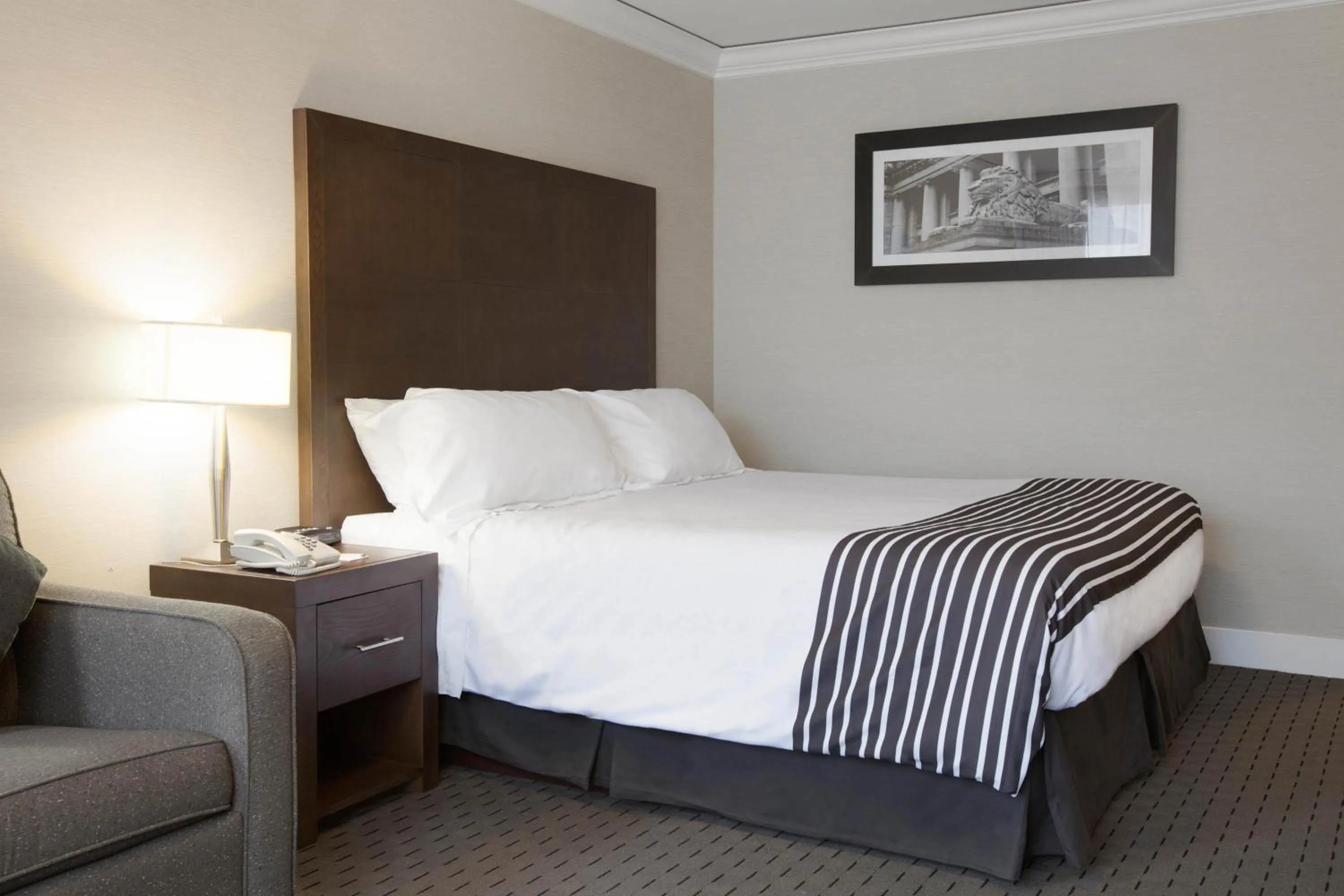 Photo of the whole room, Bed in Sandman Hotel Vancouver Downtown