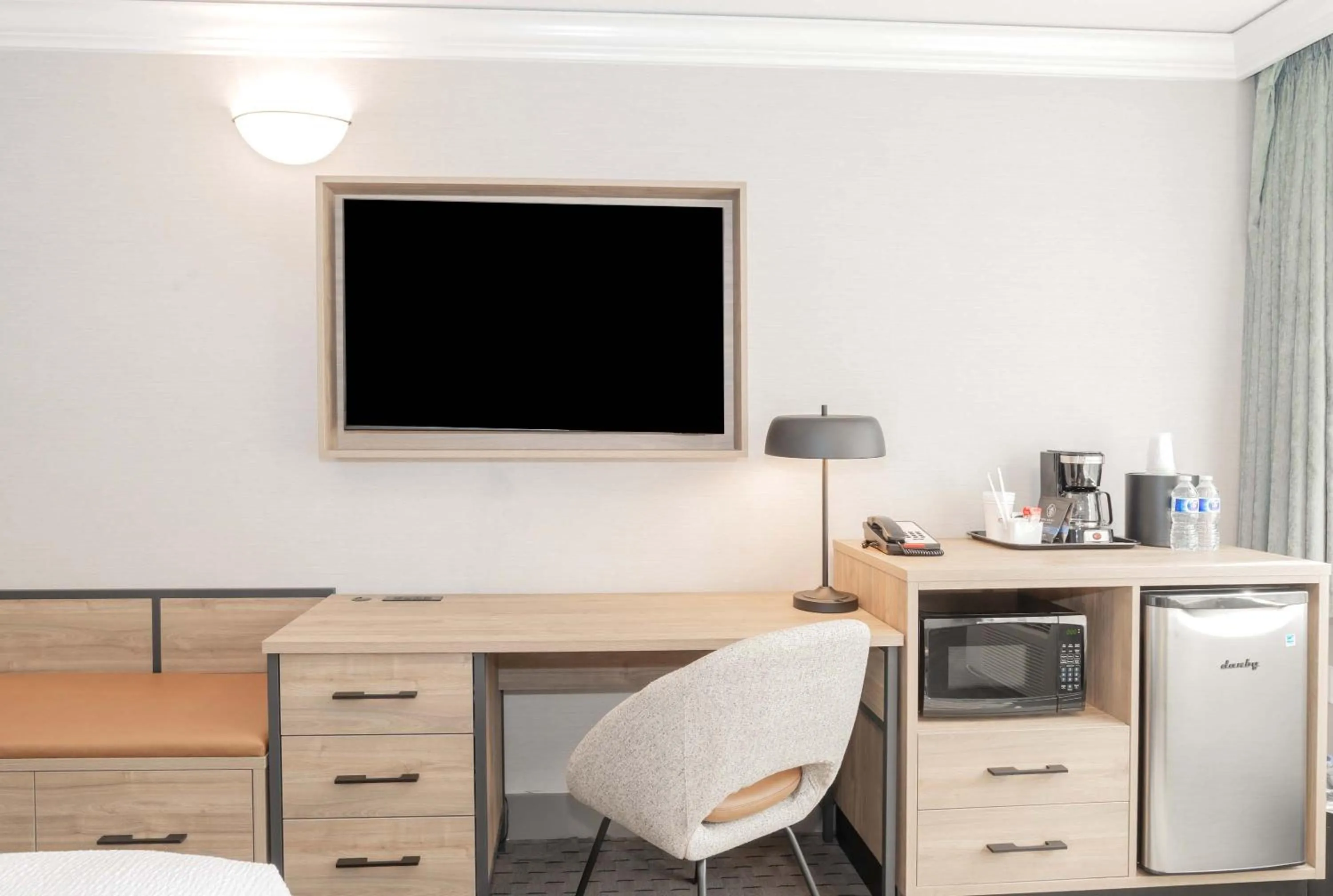 Photo of the whole room in Sandman Signature Vancouver Downtown Hotel