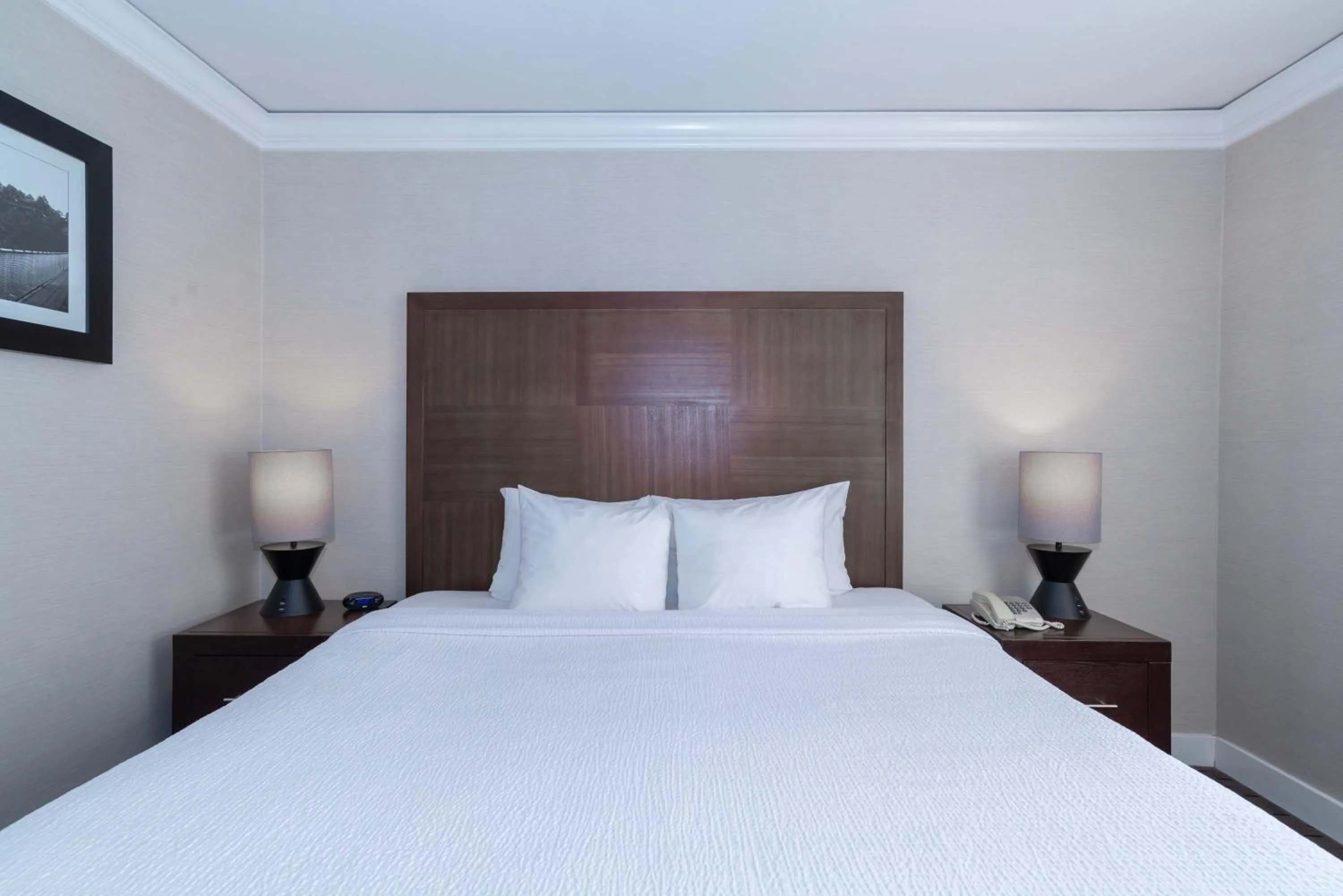 Photo of the whole room, Bed in Sandman Signature Vancouver Downtown Hotel