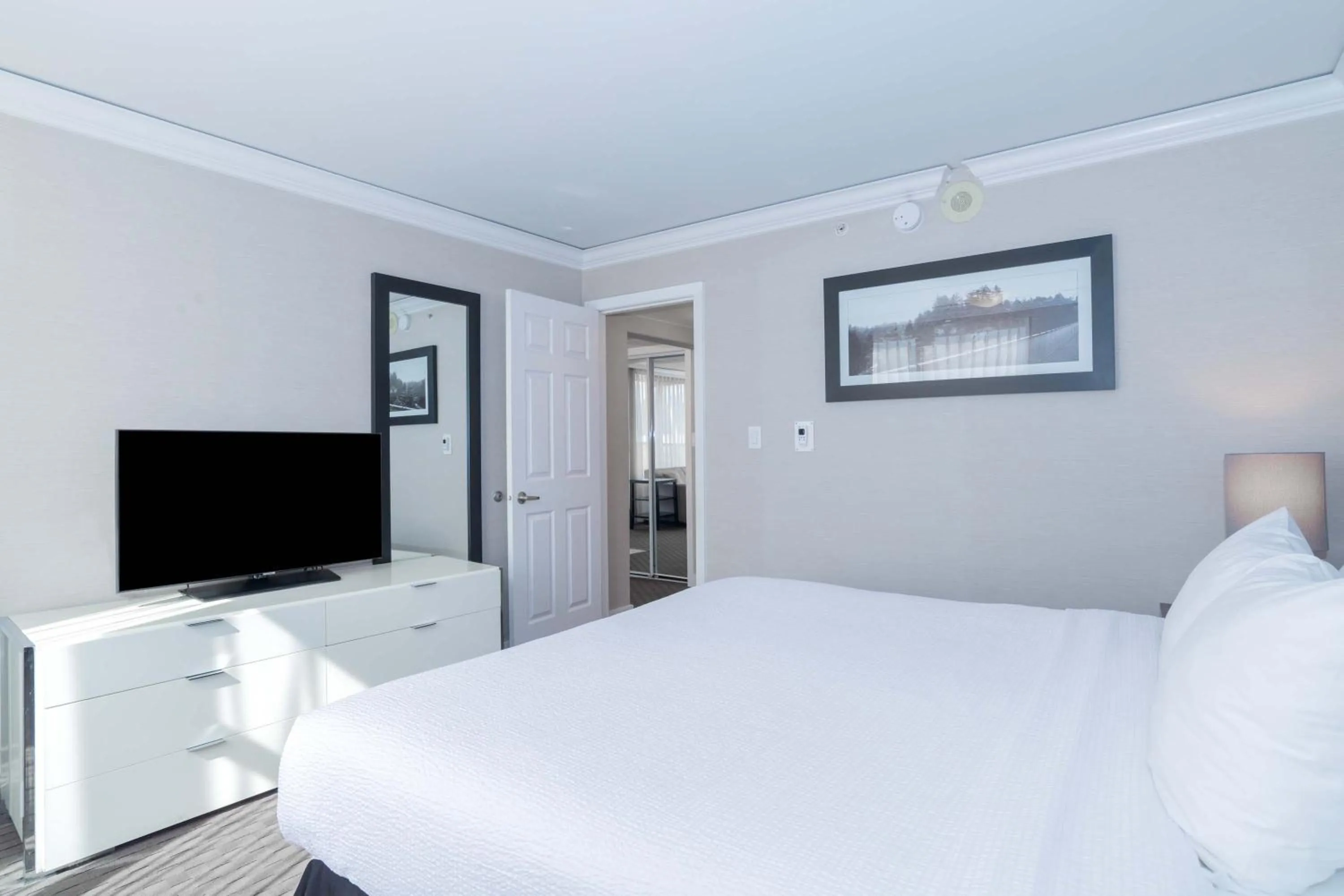 Photo of the whole room, Bed in Sandman Signature Vancouver Downtown Hotel