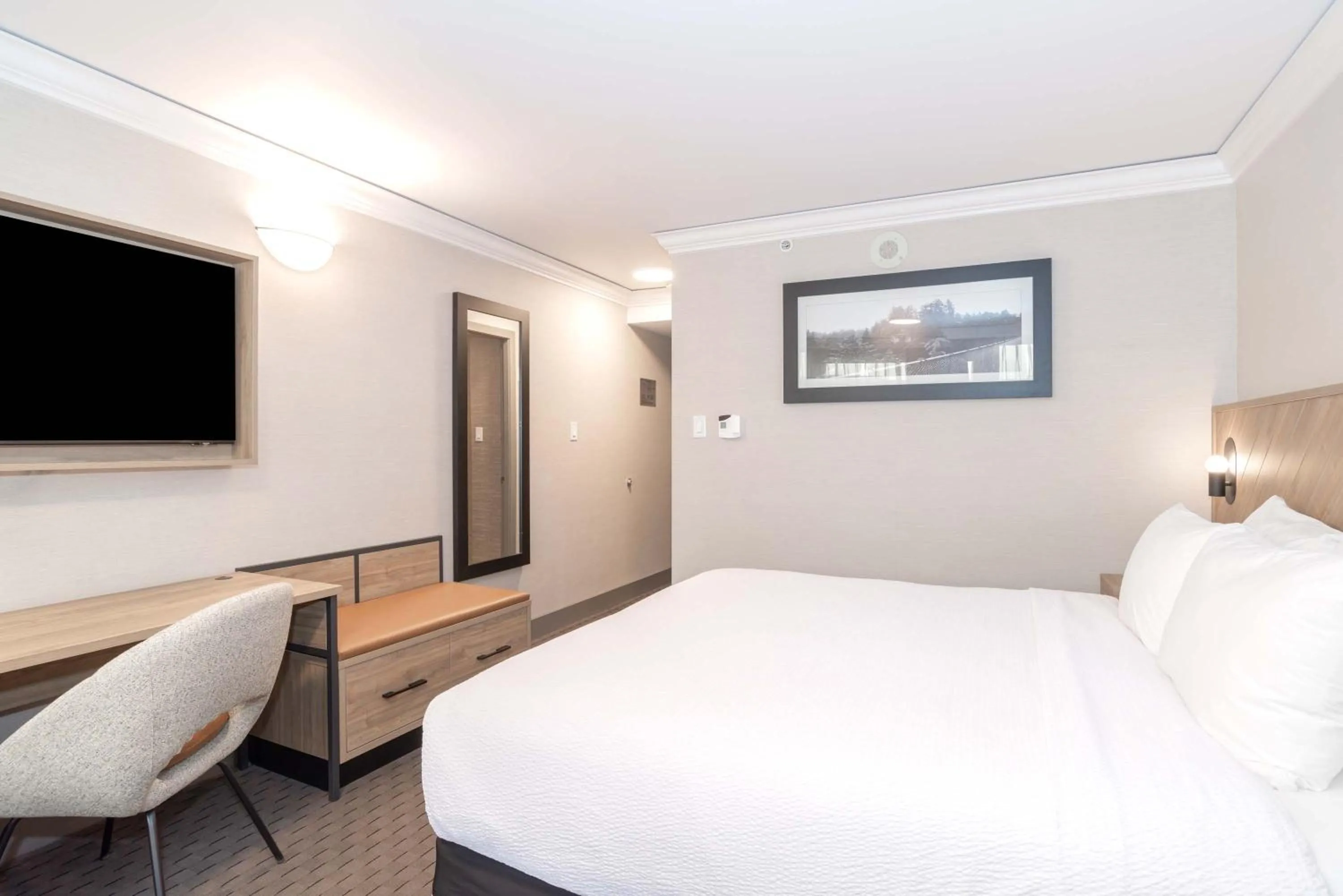 Photo of the whole room, Bed in Sandman Signature Vancouver Downtown Hotel