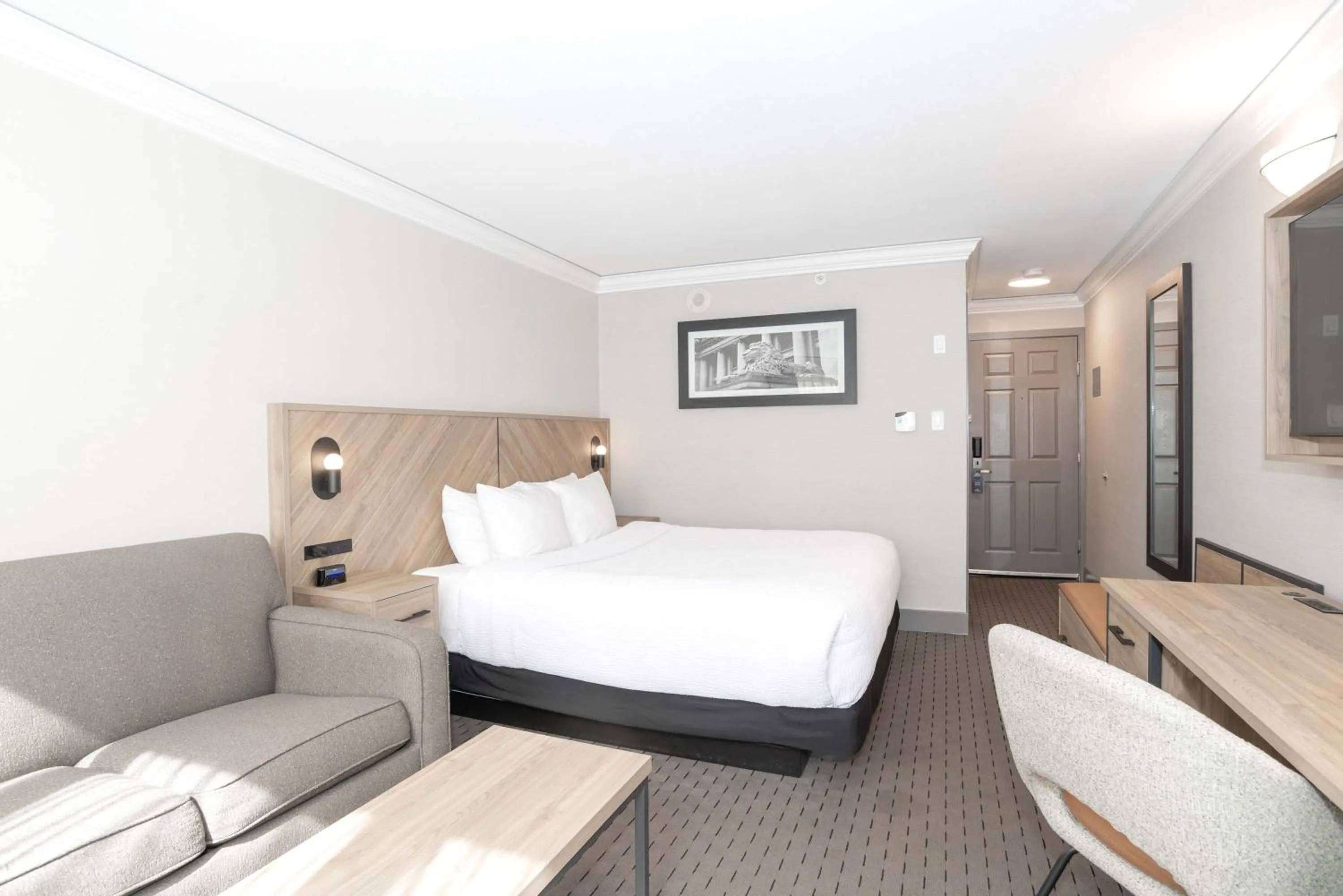 Photo of the whole room, Bed in Sandman Signature Vancouver Downtown Hotel