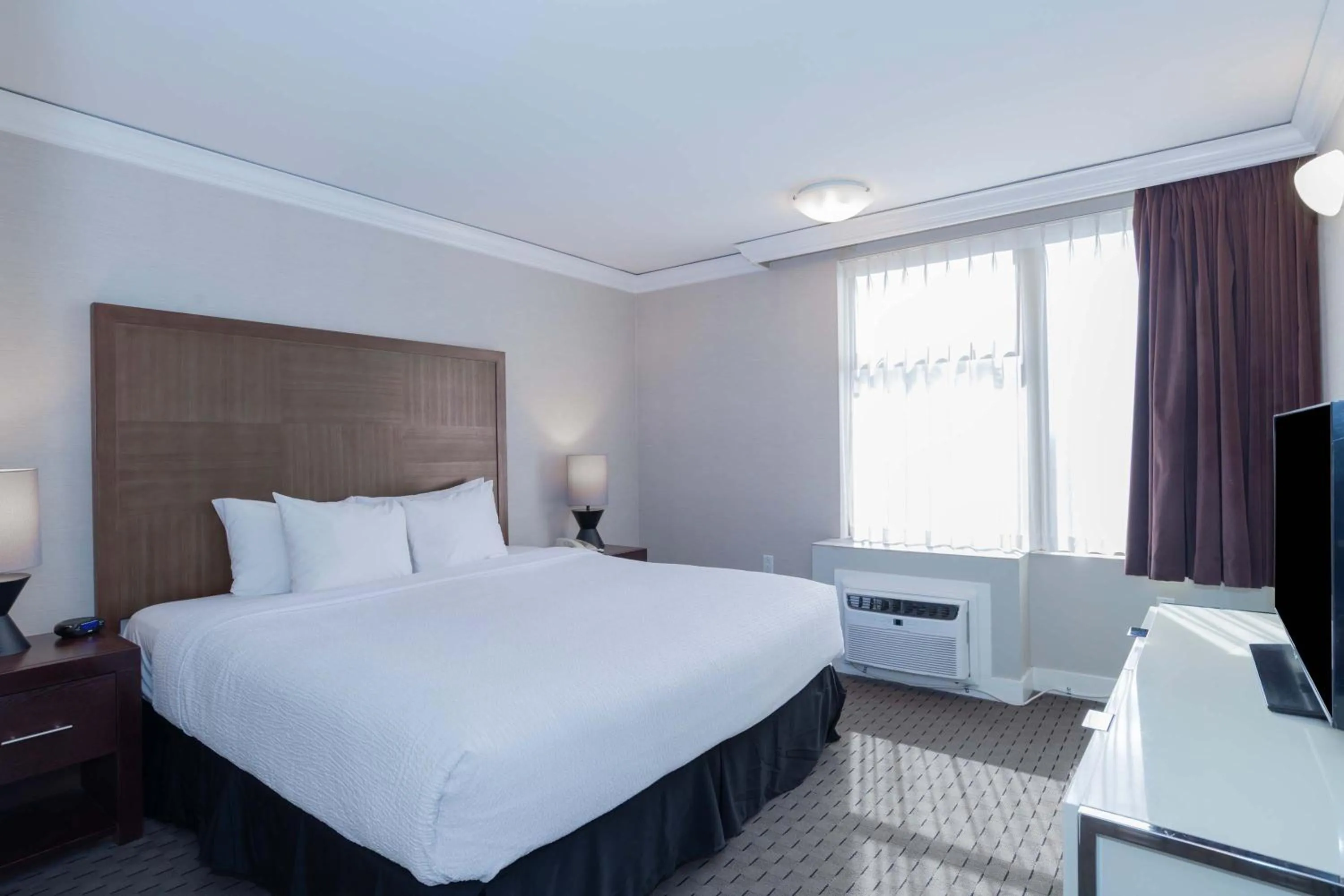 Photo of the whole room, Bed in Sandman Signature Vancouver Downtown Hotel