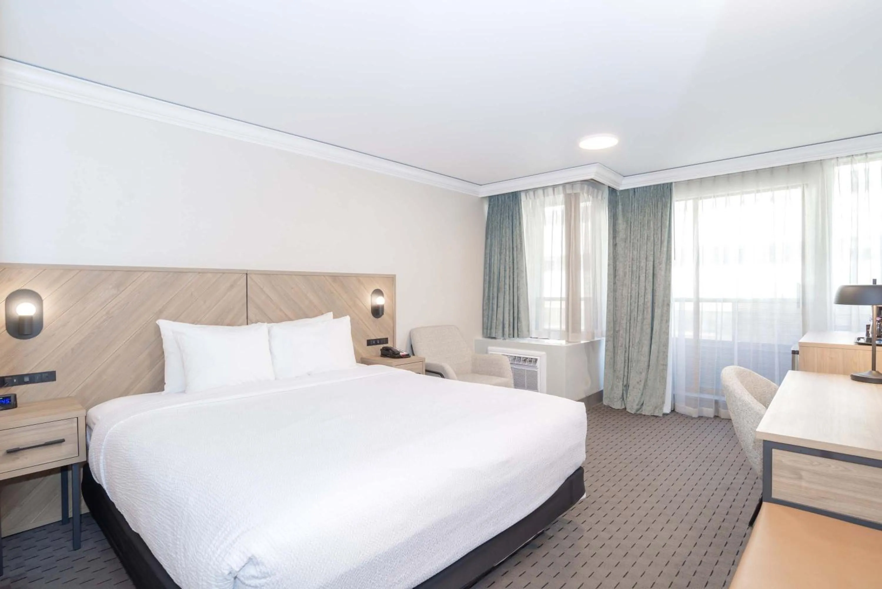 Photo of the whole room, Bed in Sandman Signature Vancouver Downtown Hotel