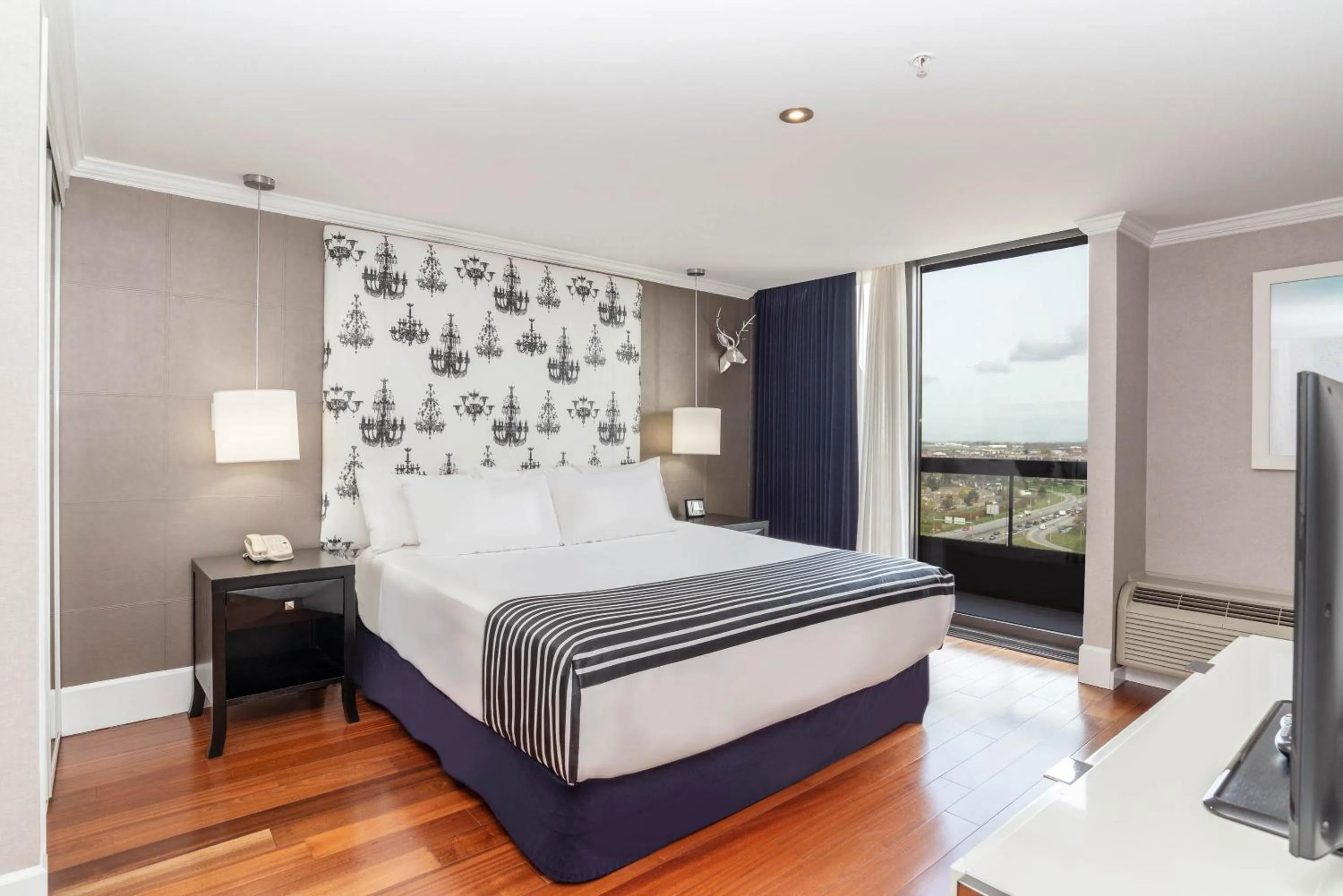 Photo of the whole room, Bed in Sandman Signature Vancouver Airport Hotel & Resort