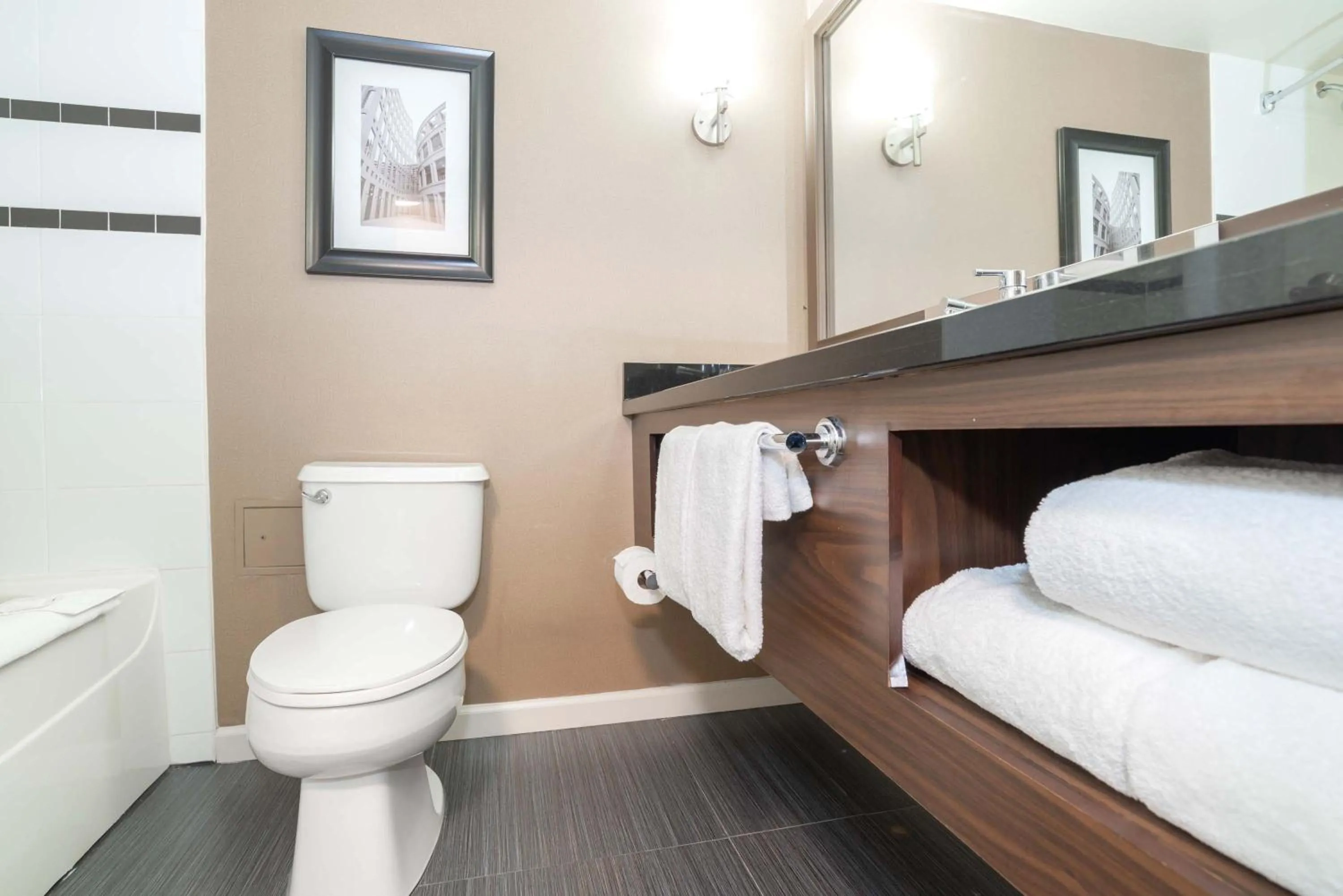 Bathroom, Bed in Sandman Signature Vancouver Airport Hotel & Resort