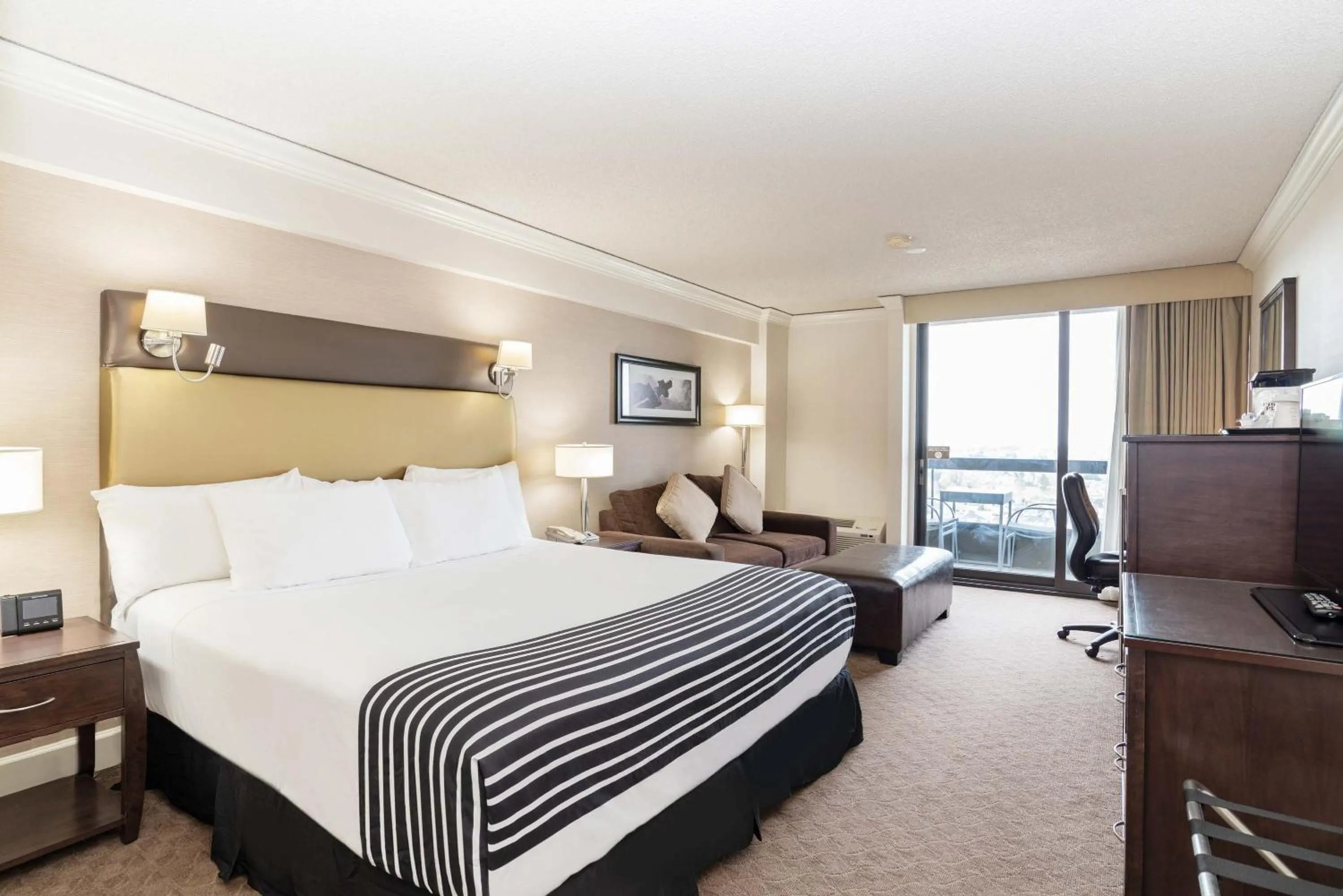 Photo of the whole room, Bed in Sandman Signature Vancouver Airport Hotel & Resort
