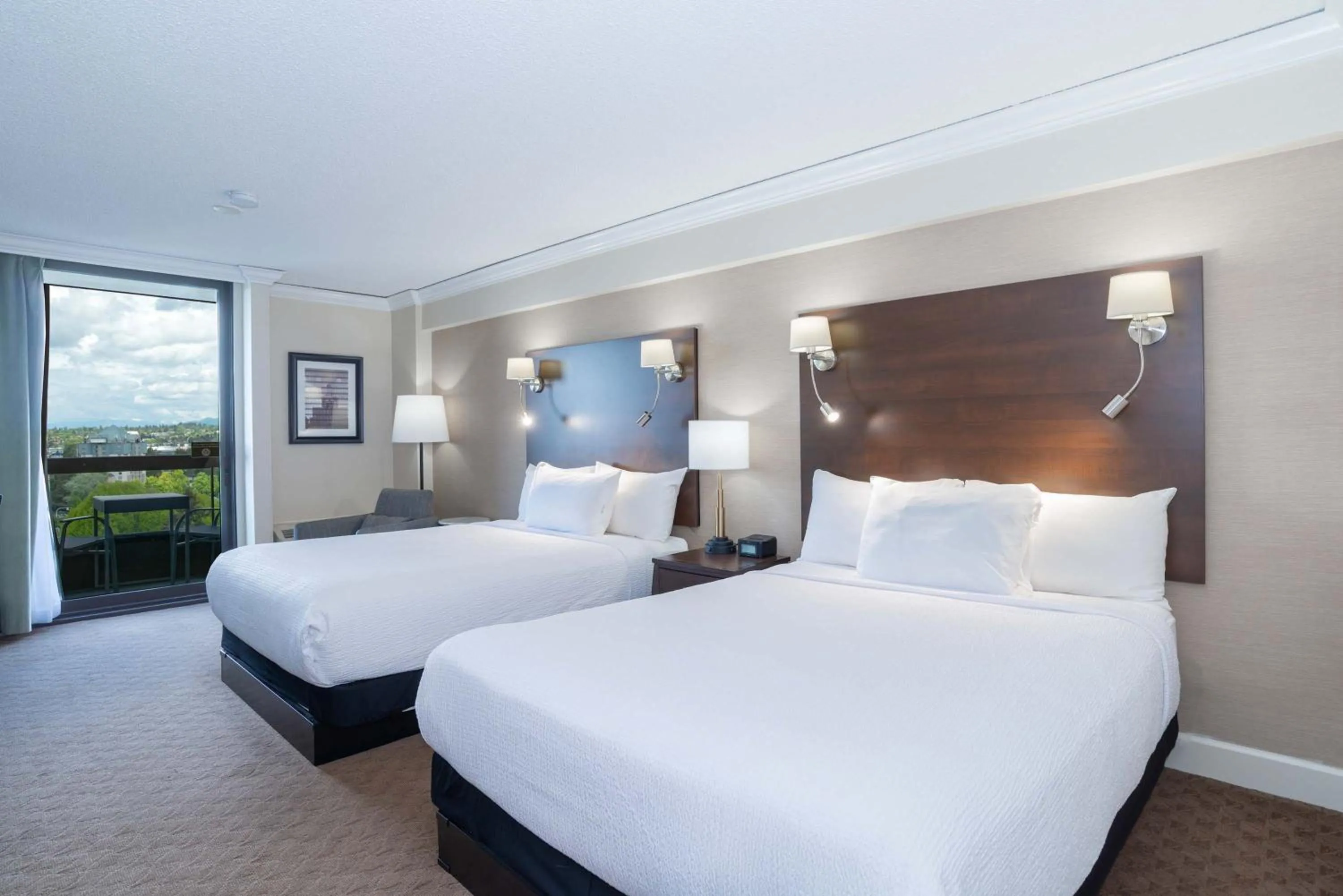 Photo of the whole room, Bed in Sandman Signature Vancouver Airport Hotel & Resort