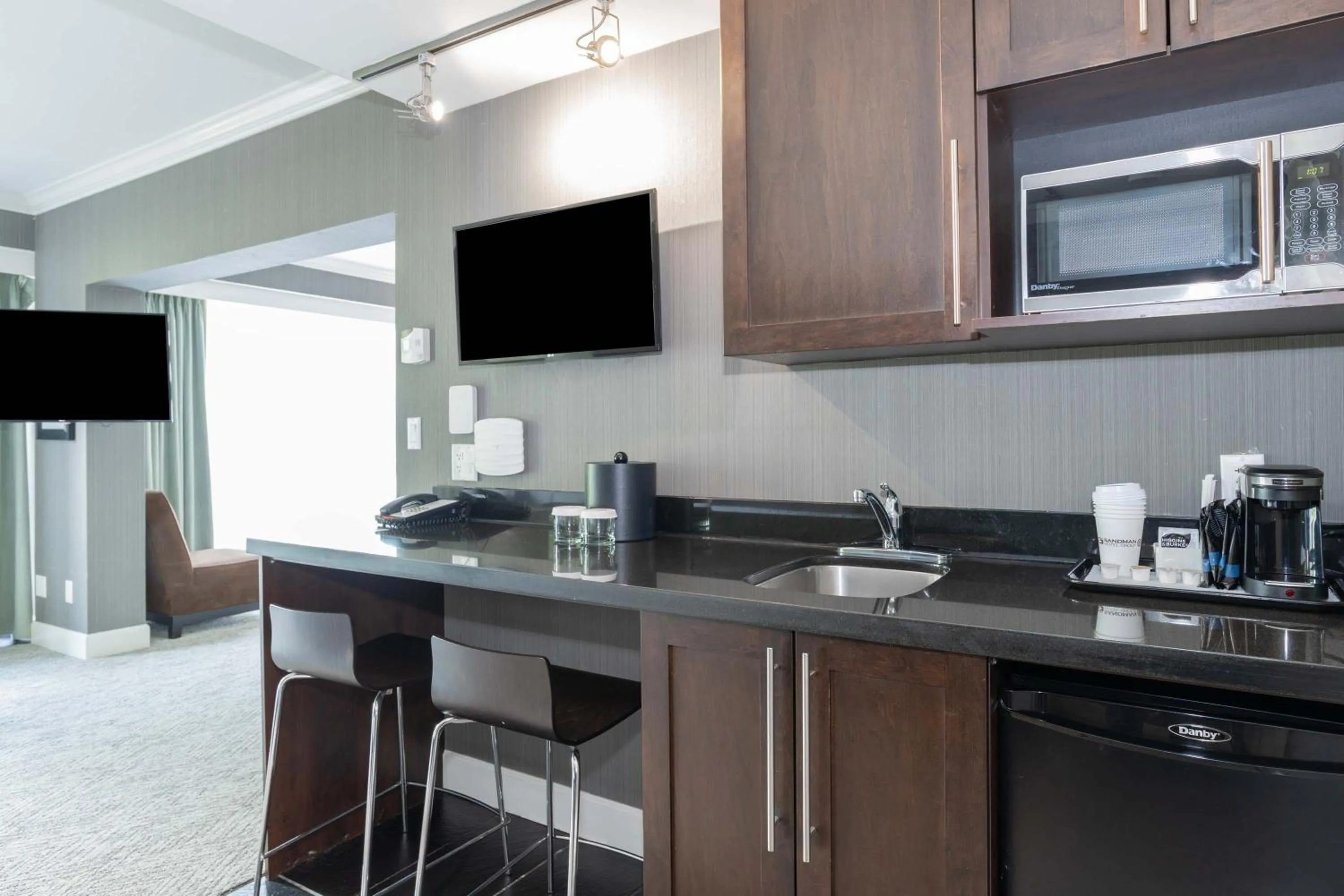 Photo of the whole room in Sandman Signature Vancouver Airport Hotel & Resort