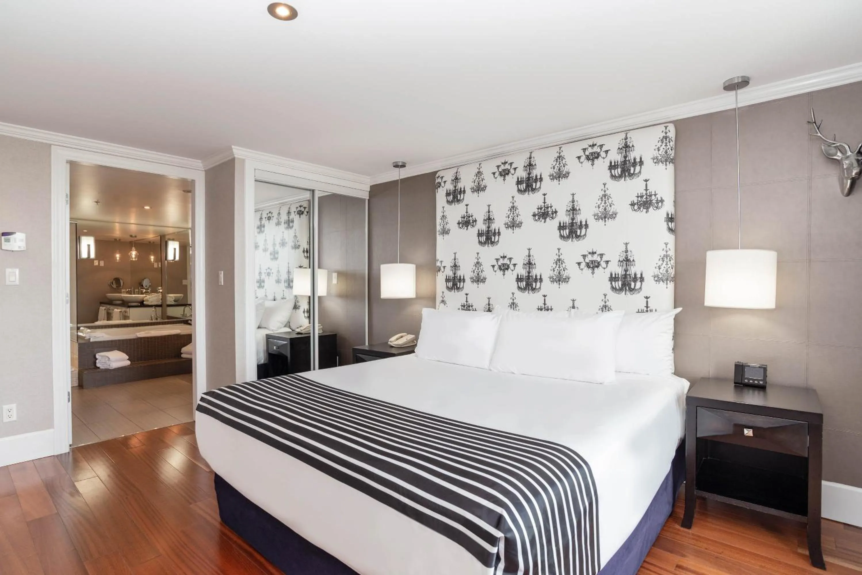 Photo of the whole room, Bed in Sandman Signature Vancouver Airport Hotel & Resort