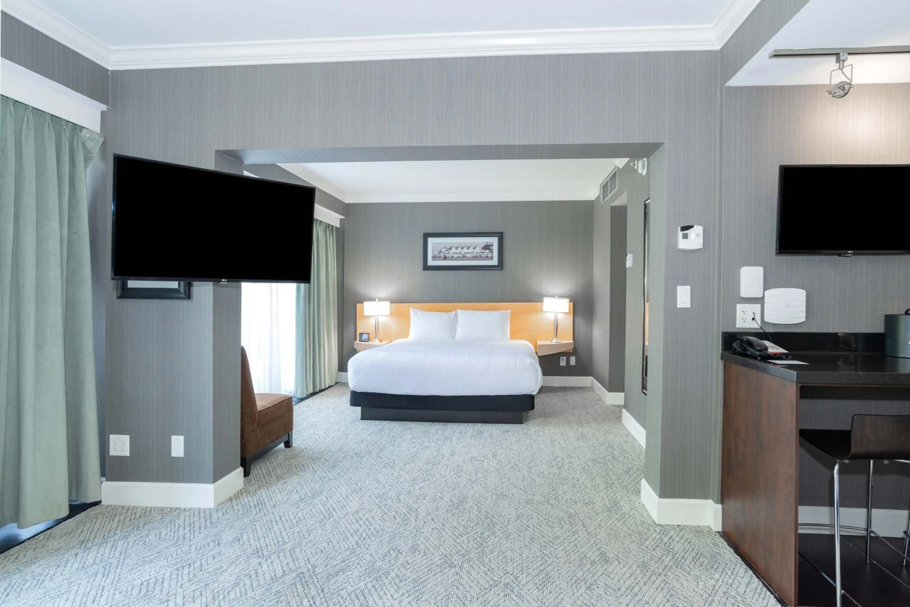 Photo of the whole room, Bed in Sandman Signature Vancouver Airport Hotel & Resort
