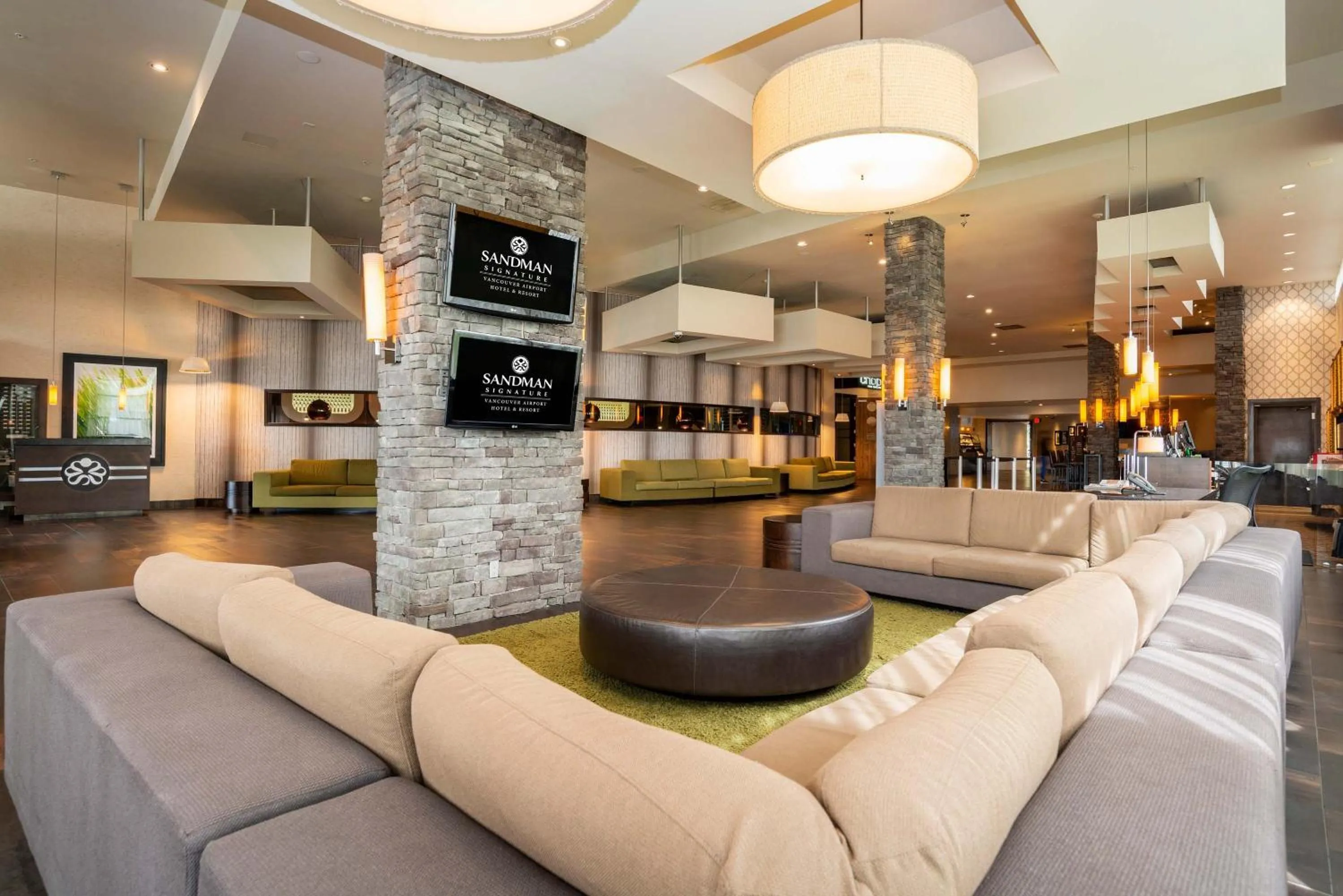 Lobby or reception in Sandman Signature Vancouver Airport Hotel & Resort