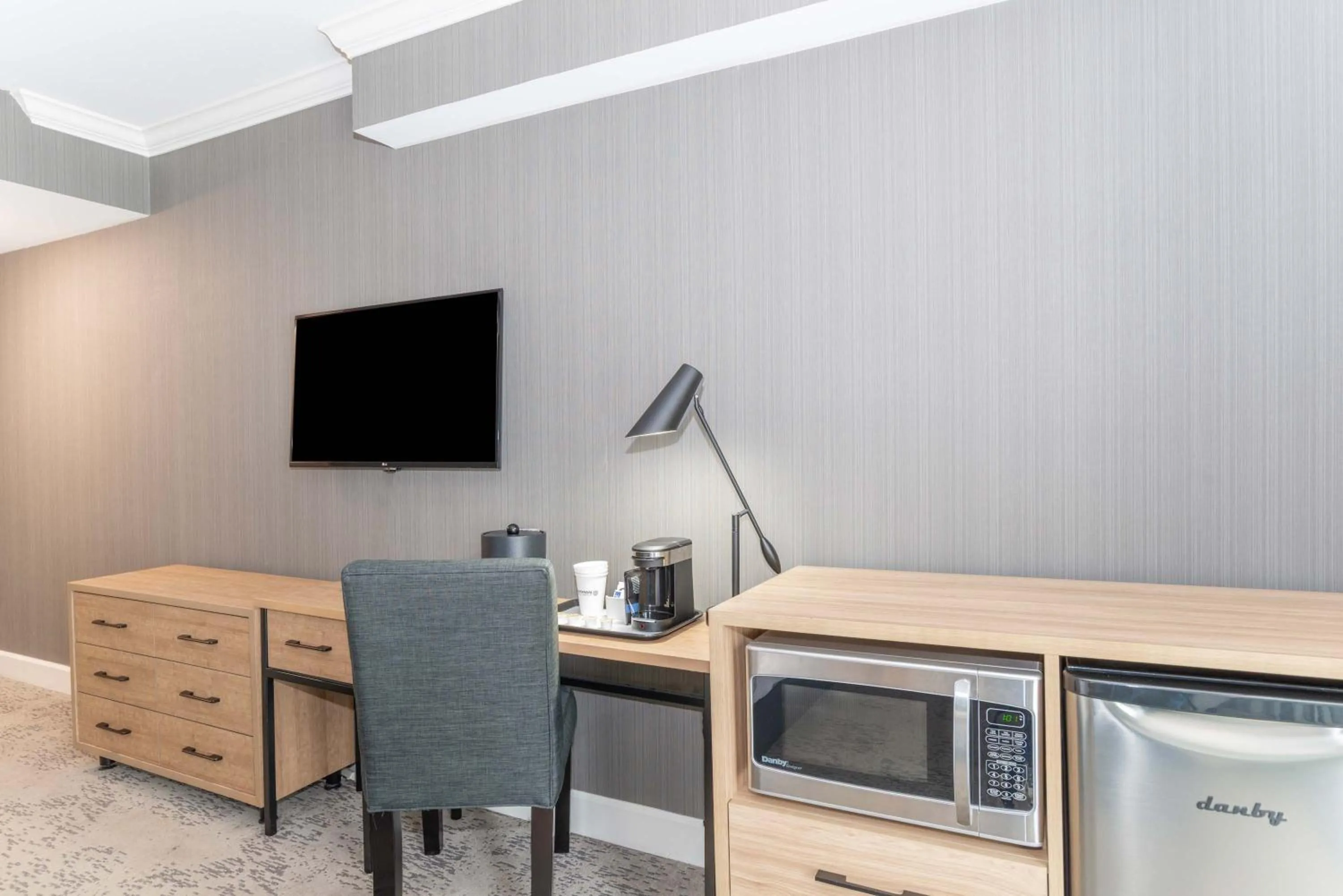 Photo of the whole room in Sandman Signature Vancouver Airport Hotel & Resort