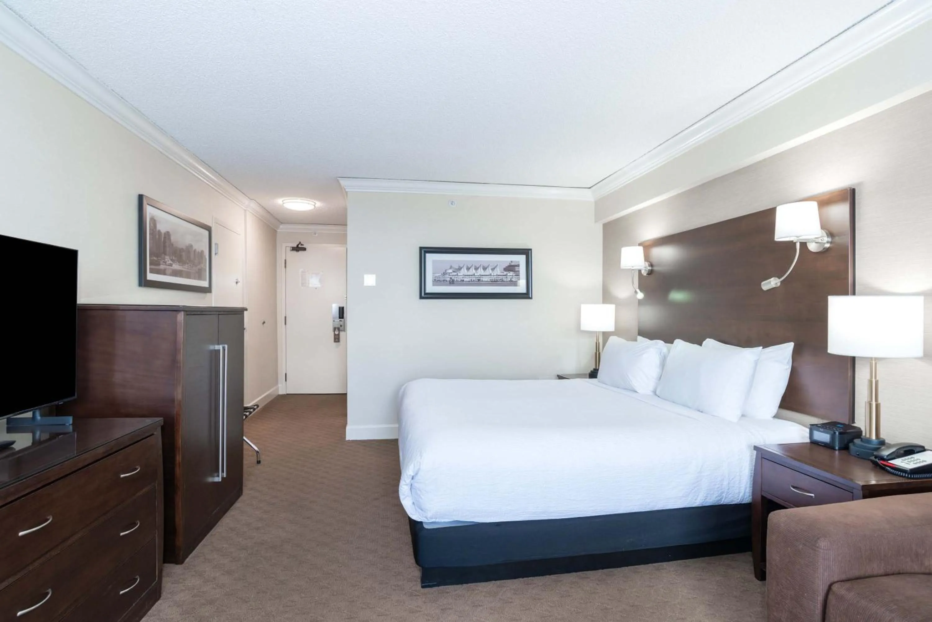 Photo of the whole room, Bed in Sandman Signature Vancouver Airport Hotel & Resort