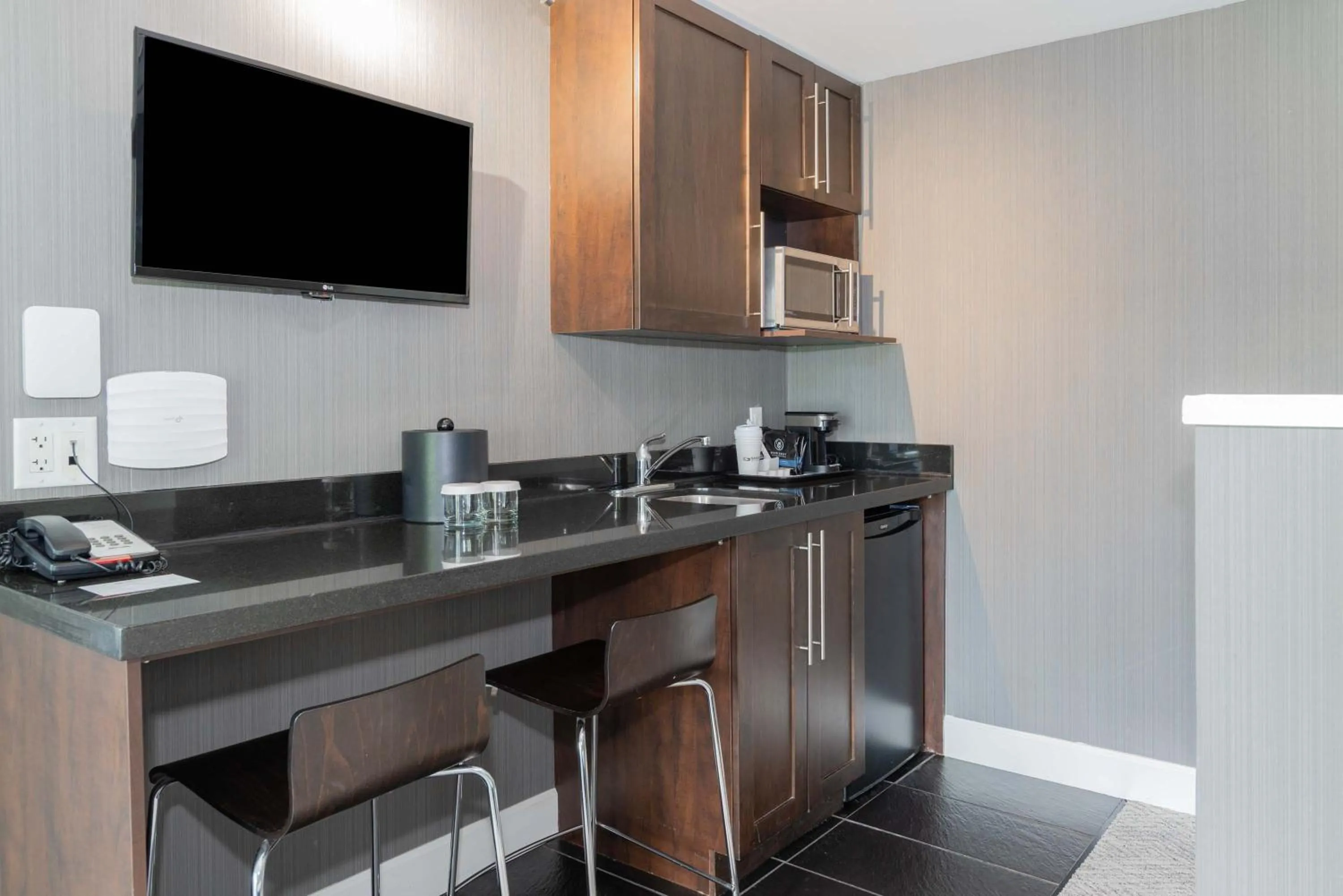 Photo of the whole room in Sandman Signature Vancouver Airport Hotel & Resort