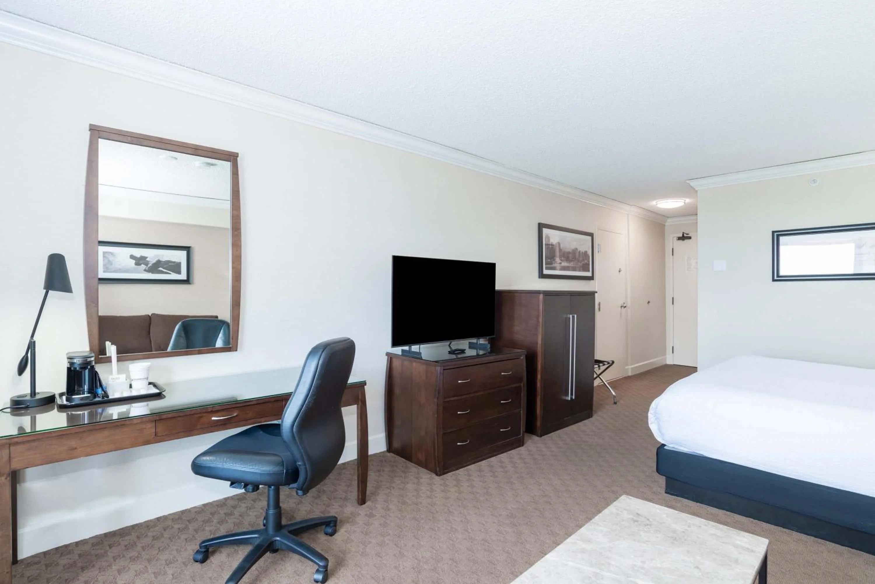 Photo of the whole room, Bed in Sandman Signature Vancouver Airport Hotel & Resort