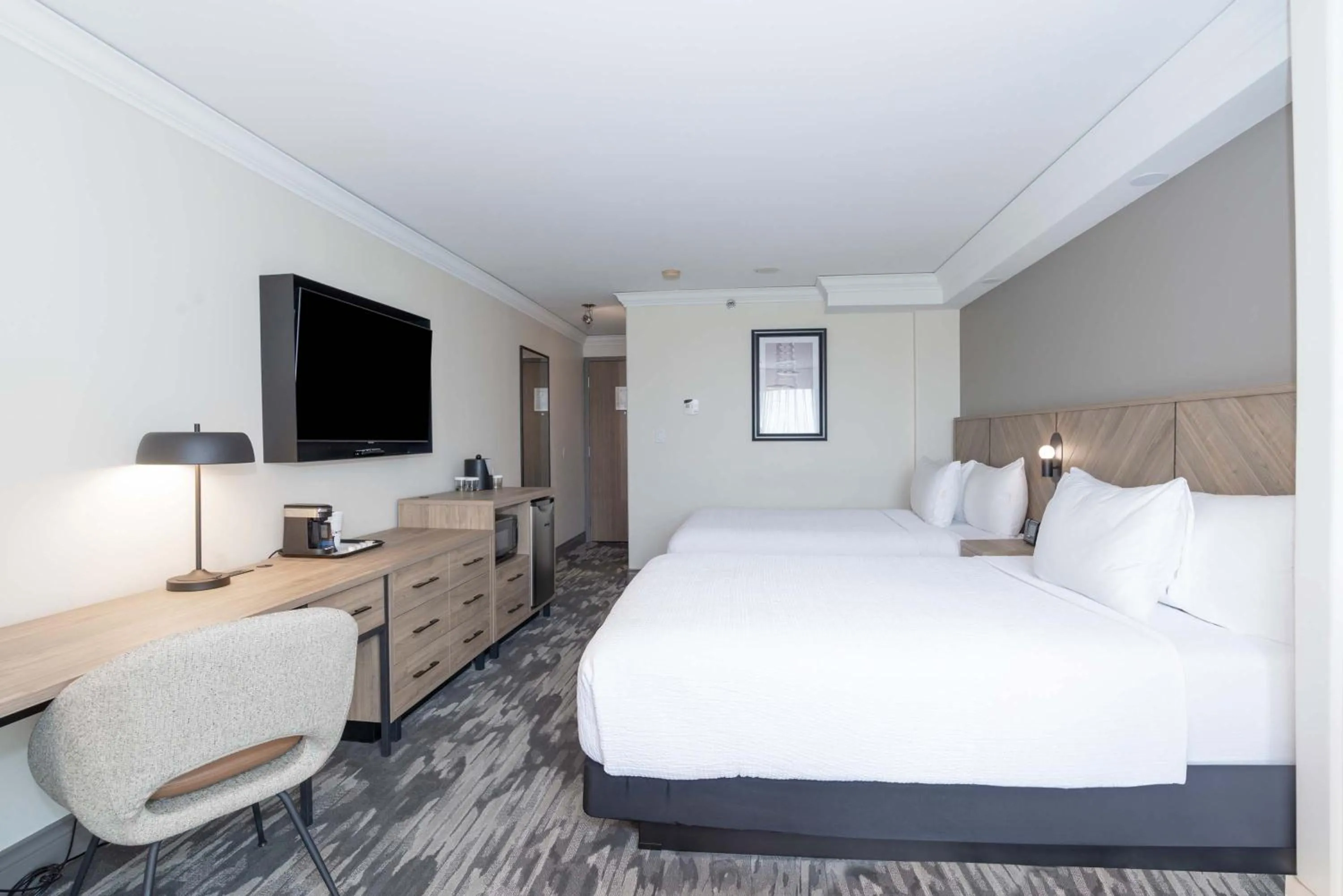 Photo of the whole room, Bed in Sandman Signature Toronto Airport Hotel