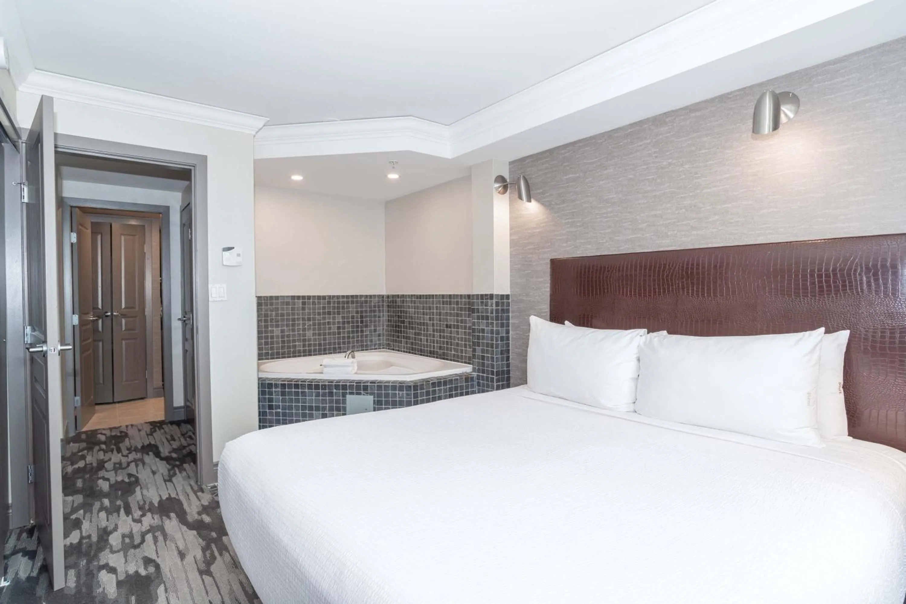 Photo of the whole room, Bed in Sandman Signature Toronto Airport Hotel