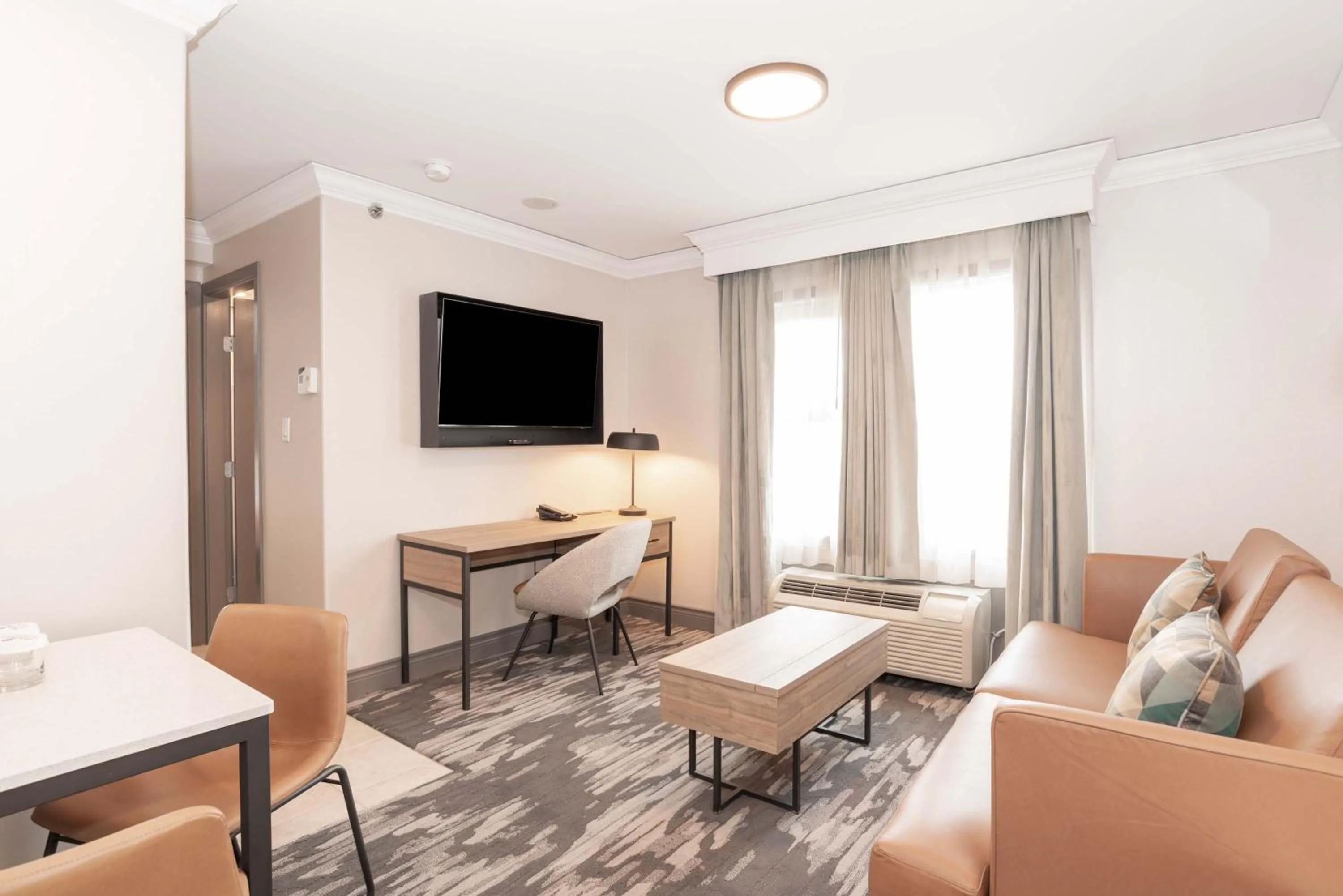 Photo of the whole room in Sandman Signature Toronto Airport Hotel