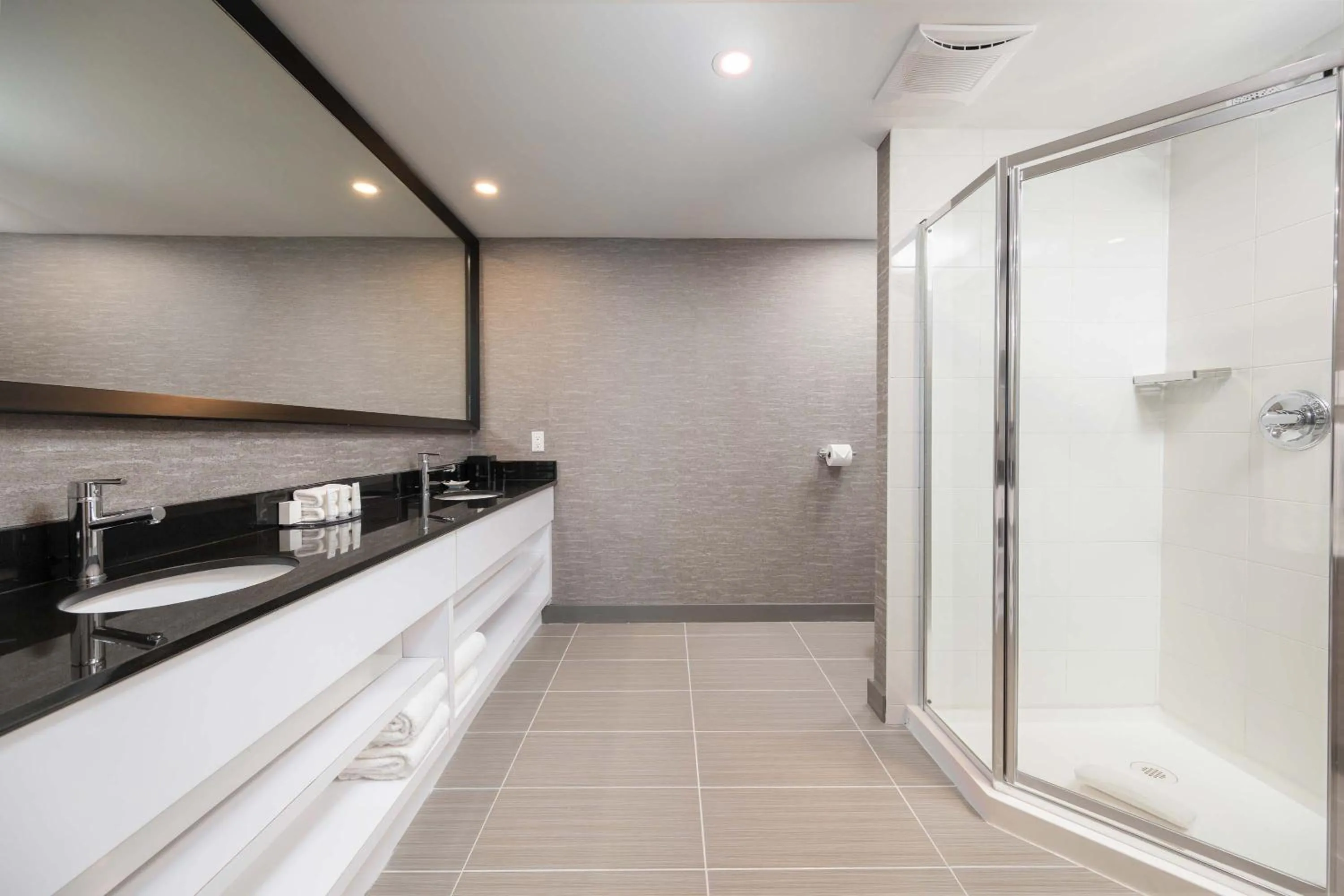 Bathroom in Sandman Signature Toronto Airport Hotel