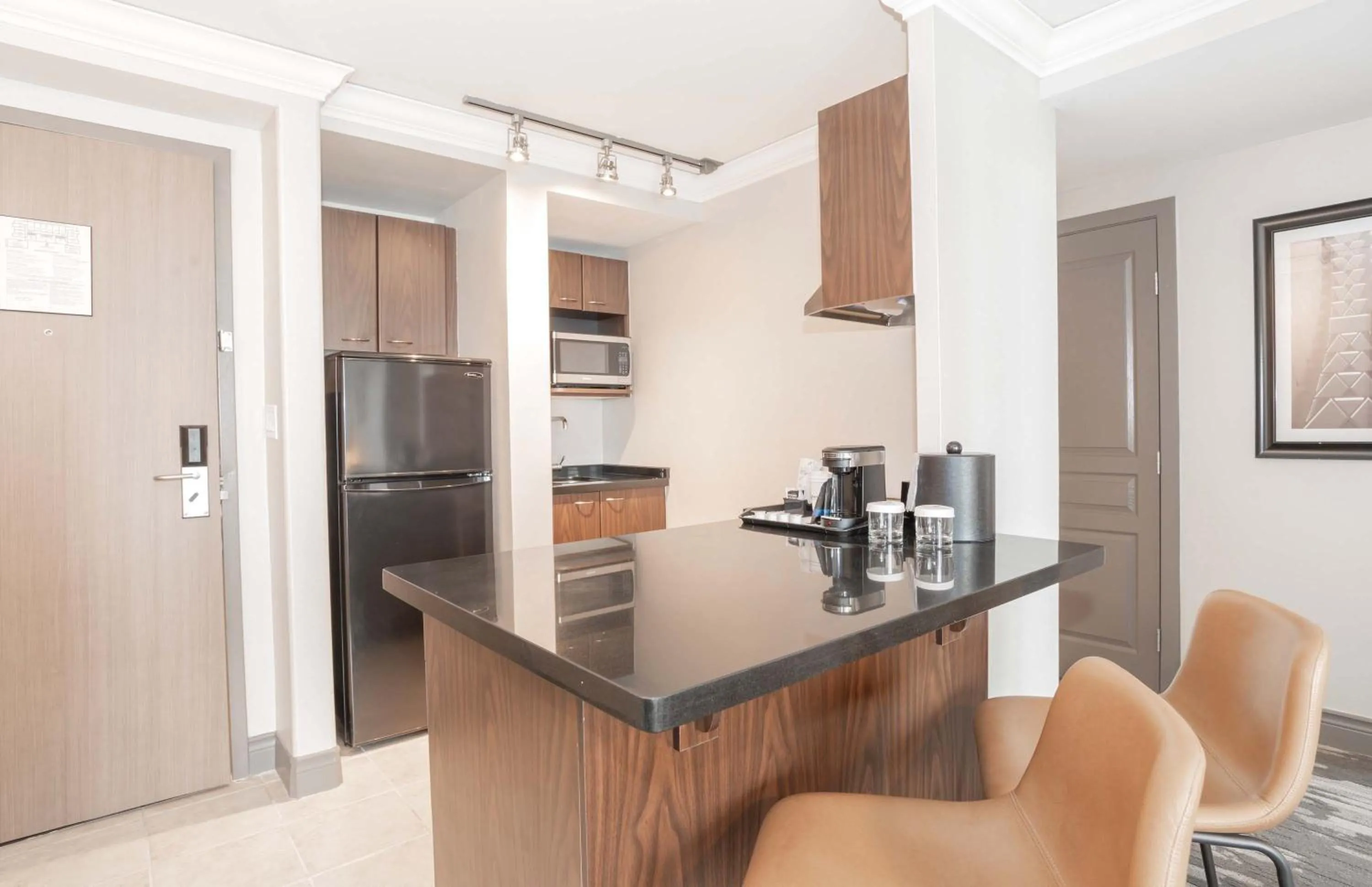 Kitchen or kitchenette in Sandman Signature Toronto Airport Hotel