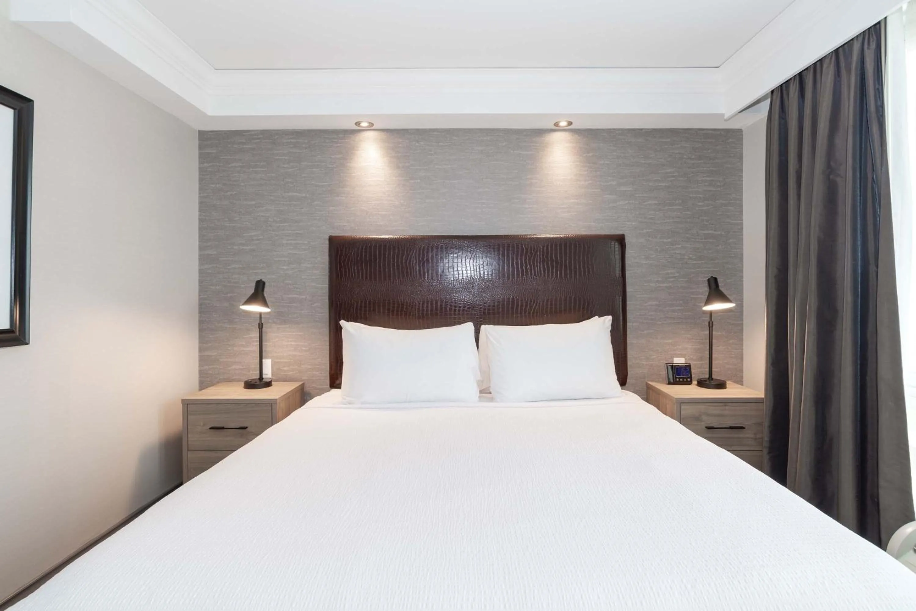 Photo of the whole room, Bed in Sandman Signature Toronto Airport Hotel