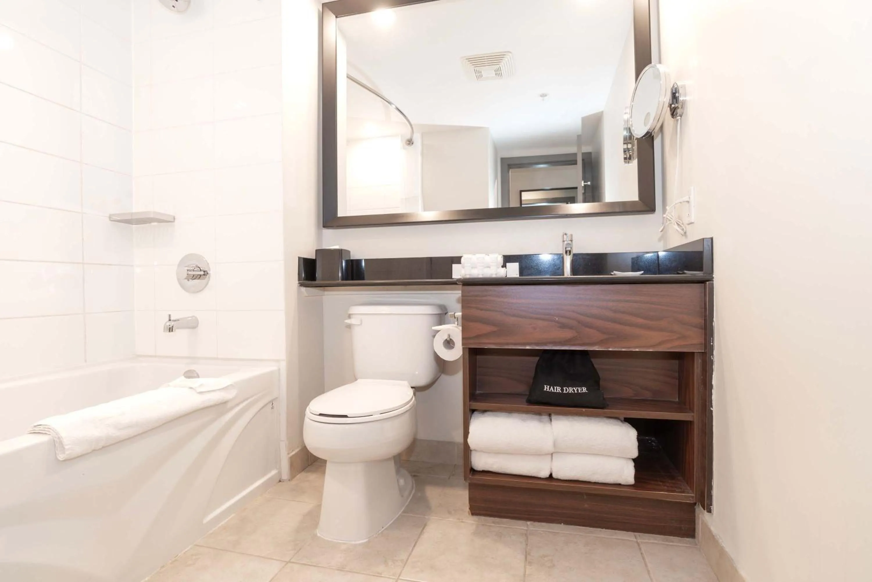 Bathroom in Sandman Signature Toronto Airport Hotel