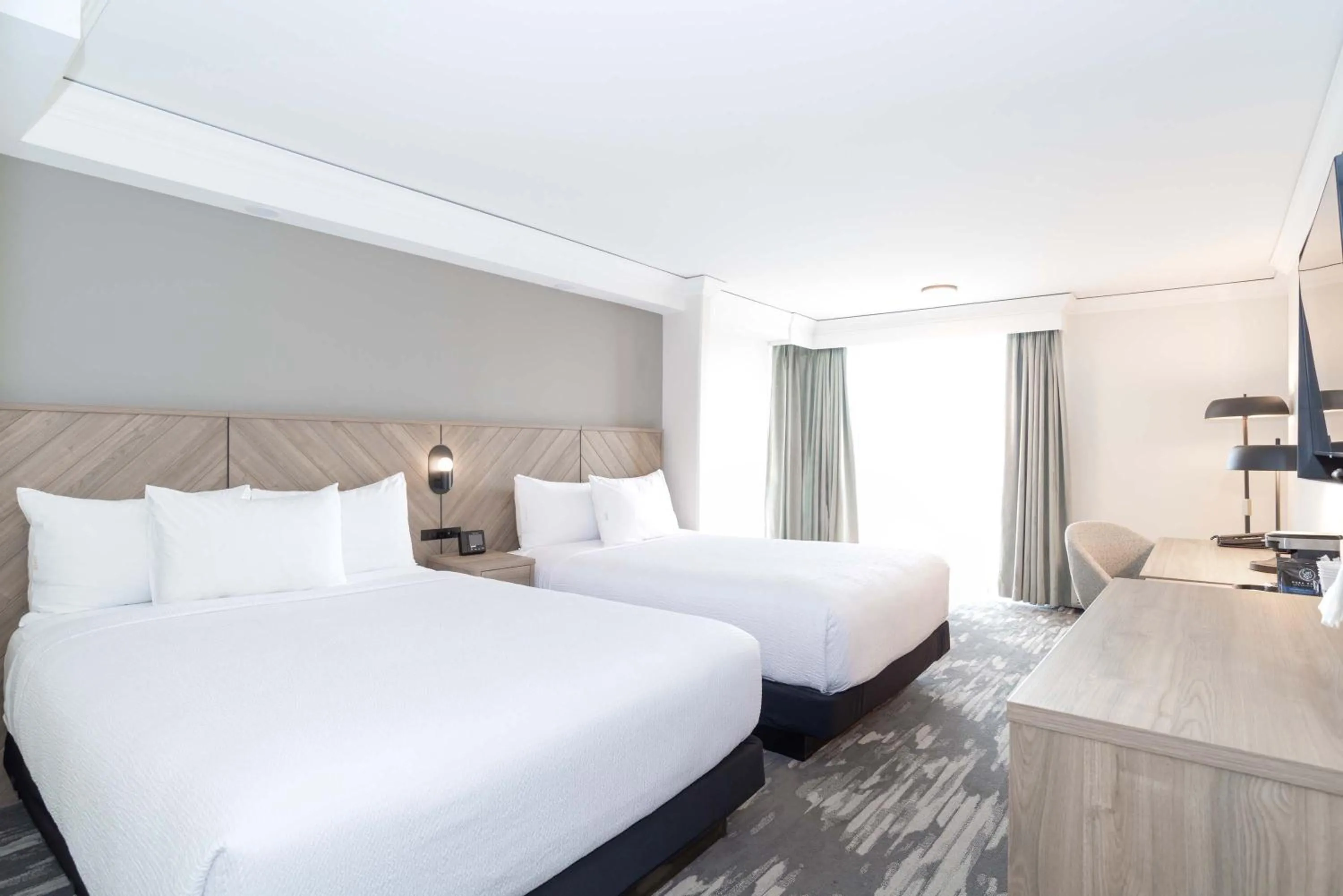 Photo of the whole room, Bed in Sandman Signature Toronto Airport Hotel