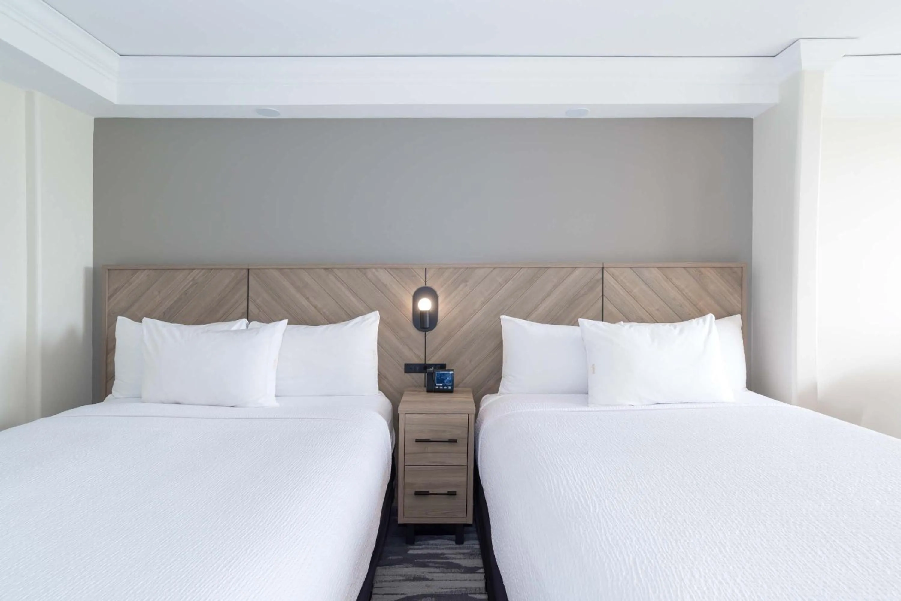 Photo of the whole room, Bed in Sandman Signature Toronto Airport Hotel