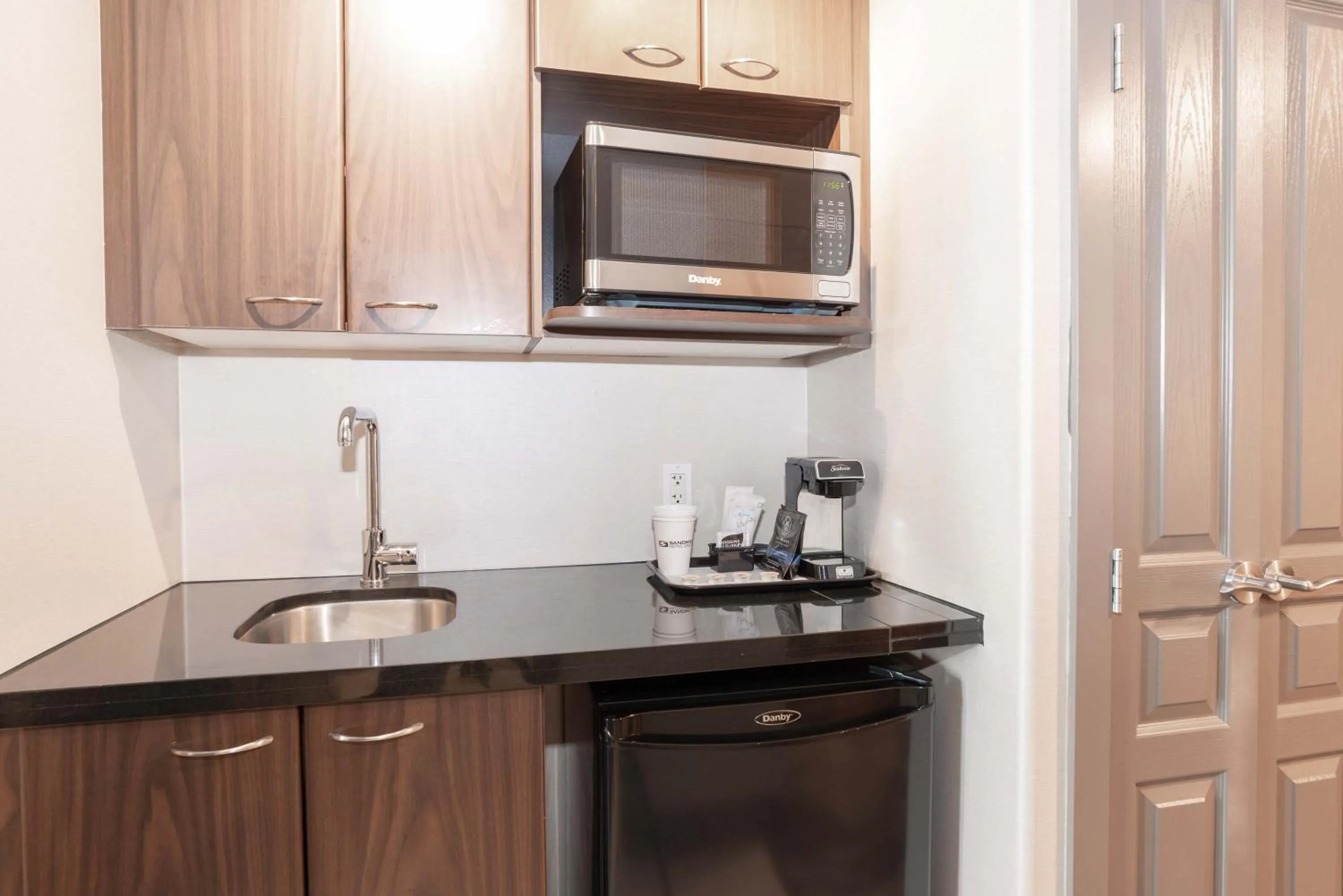 Kitchen or kitchenette in Sandman Signature Toronto Airport Hotel