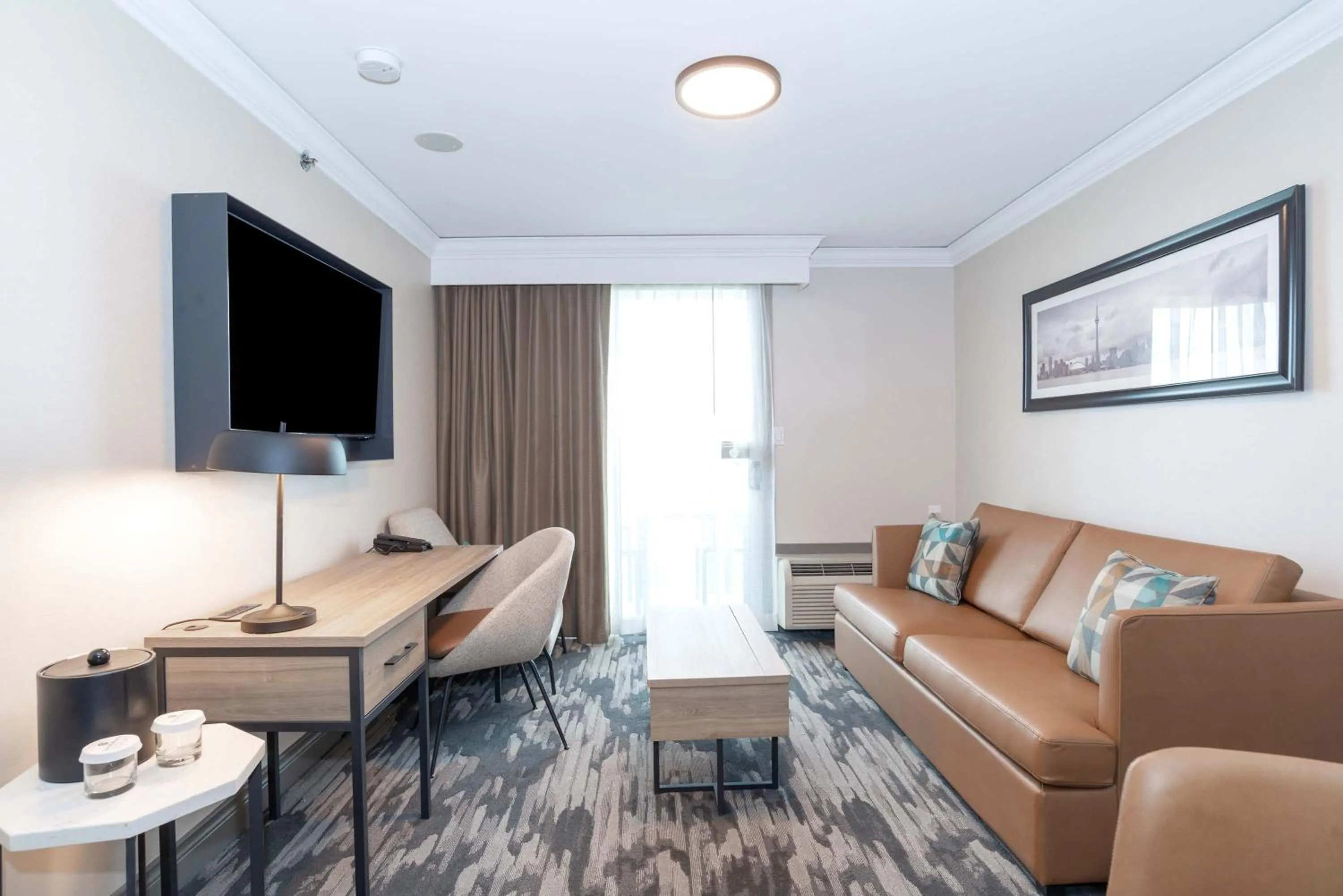 Photo of the whole room in Sandman Signature Toronto Airport Hotel