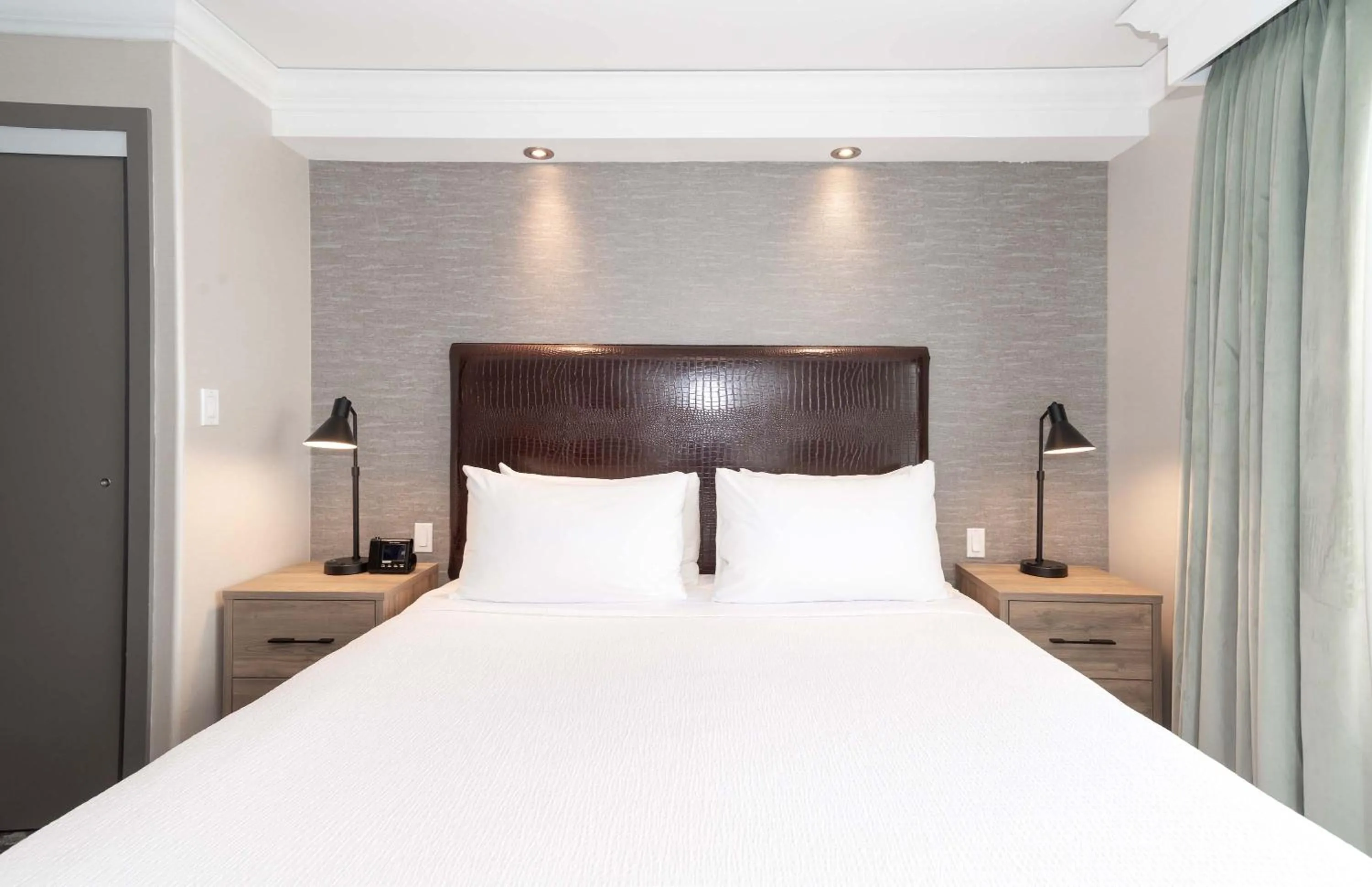 Photo of the whole room, Bed in Sandman Signature Toronto Airport Hotel