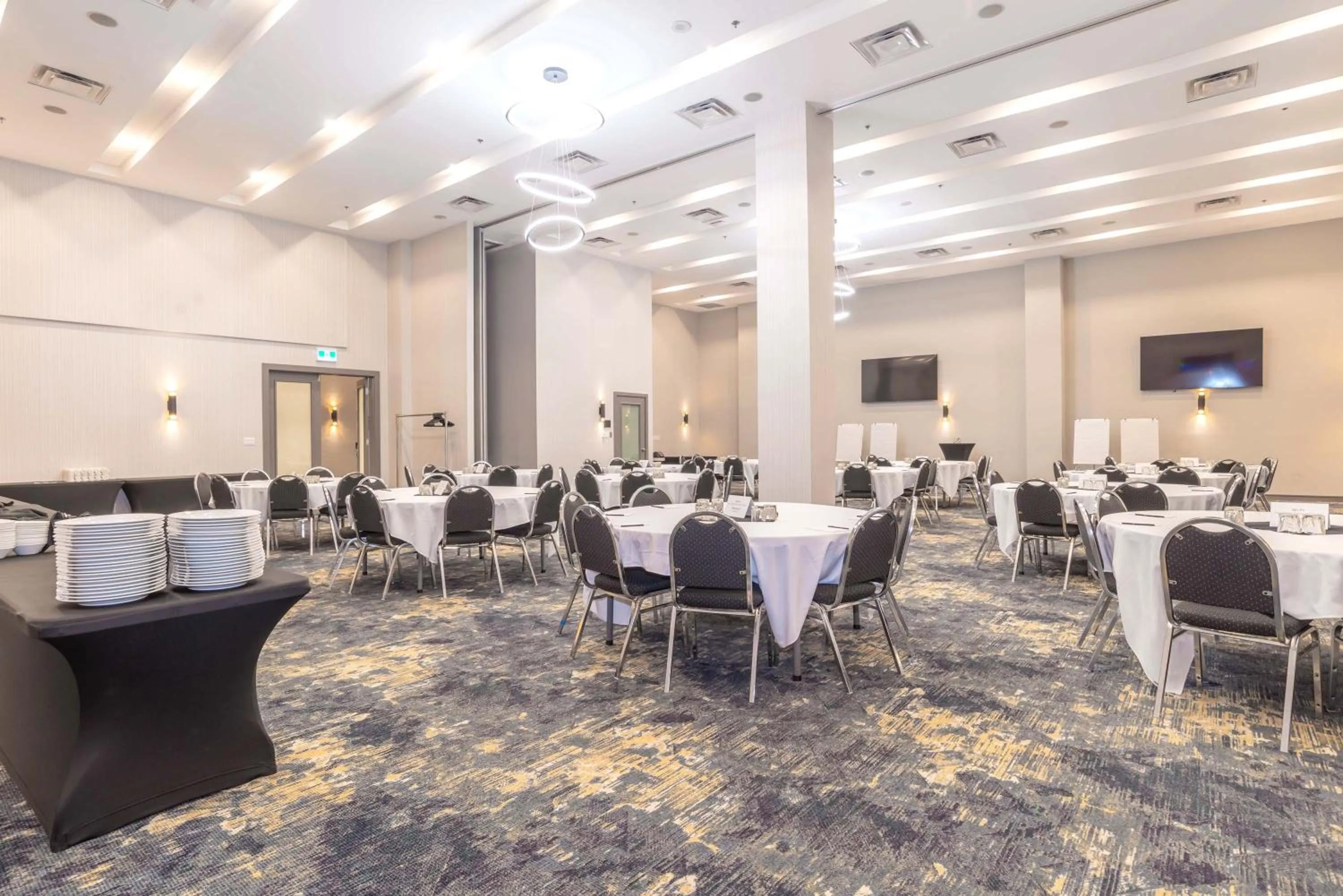 Meeting/conference room in Sandman Signature Toronto Airport Hotel