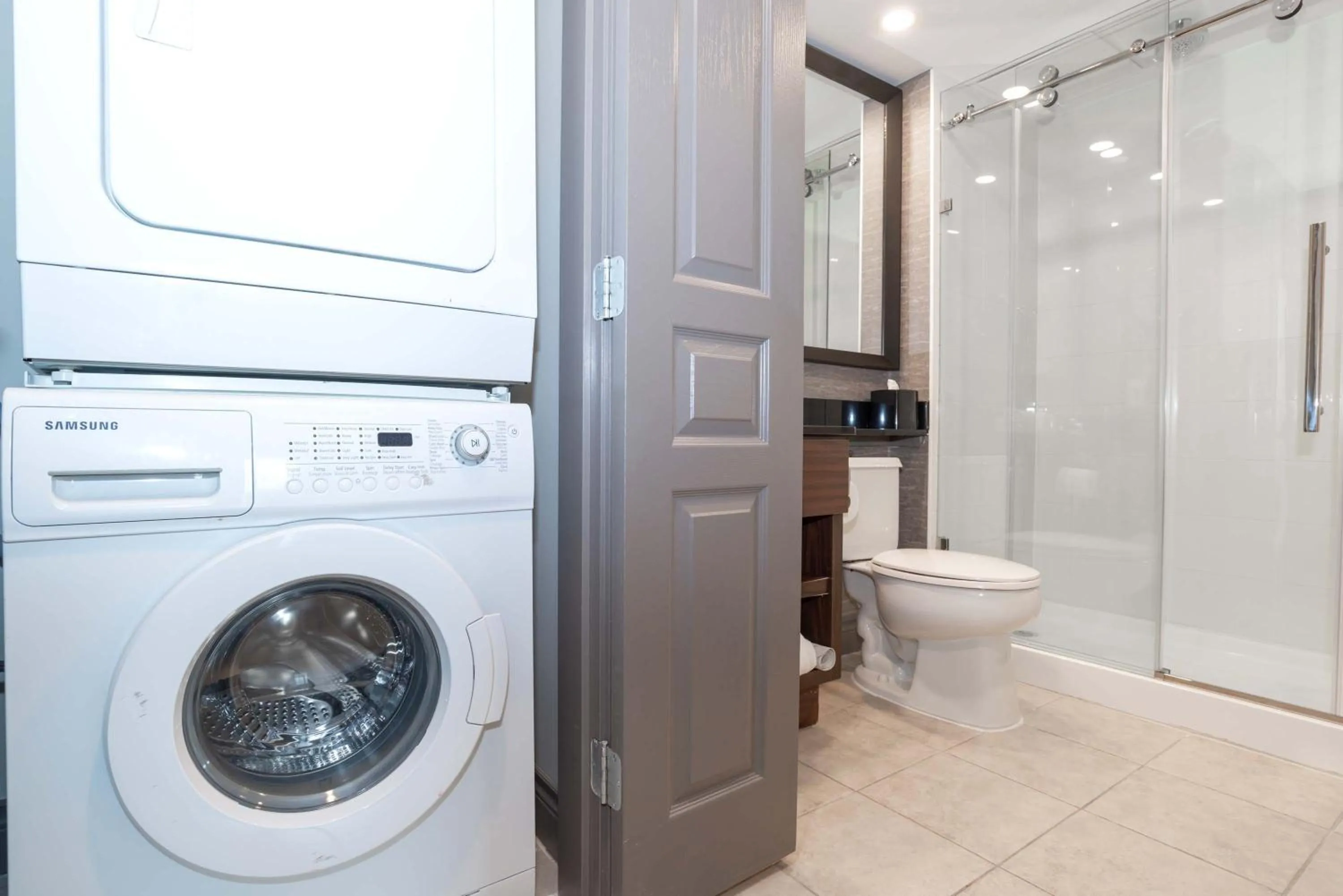 Bathroom in Sandman Signature Toronto Airport Hotel