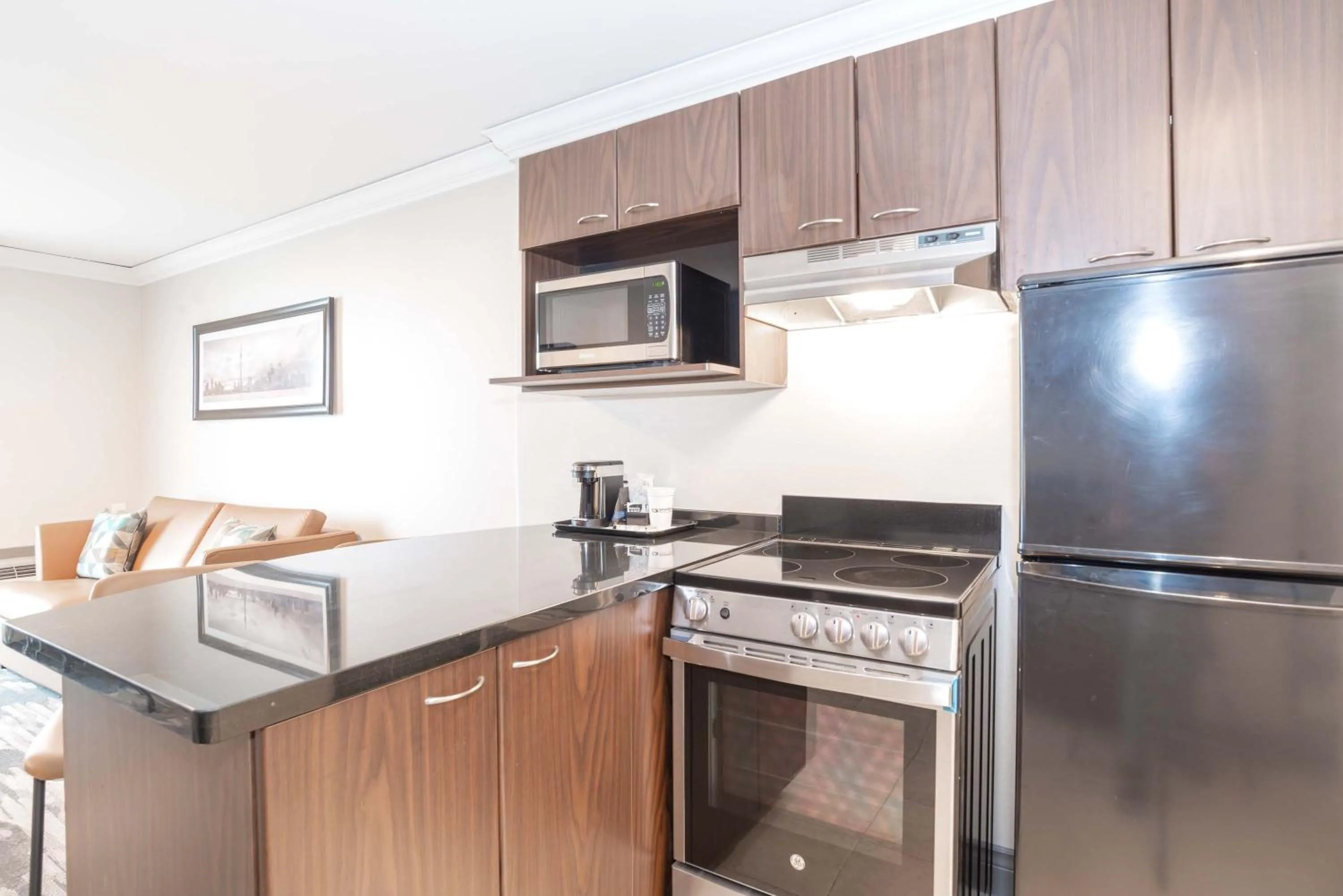 Kitchen or kitchenette in Sandman Signature Toronto Airport Hotel
