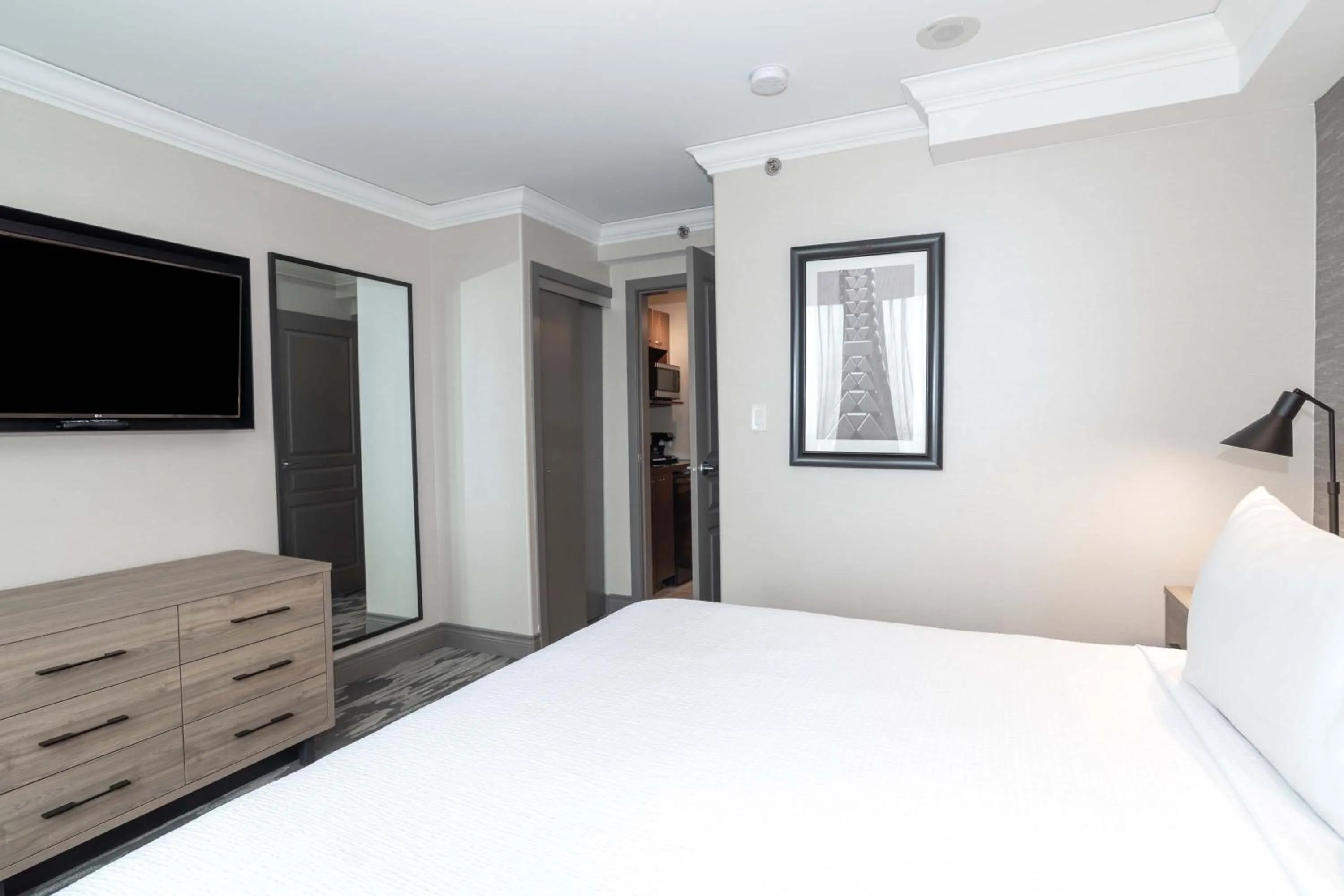 Photo of the whole room, Bed in Sandman Signature Toronto Airport Hotel