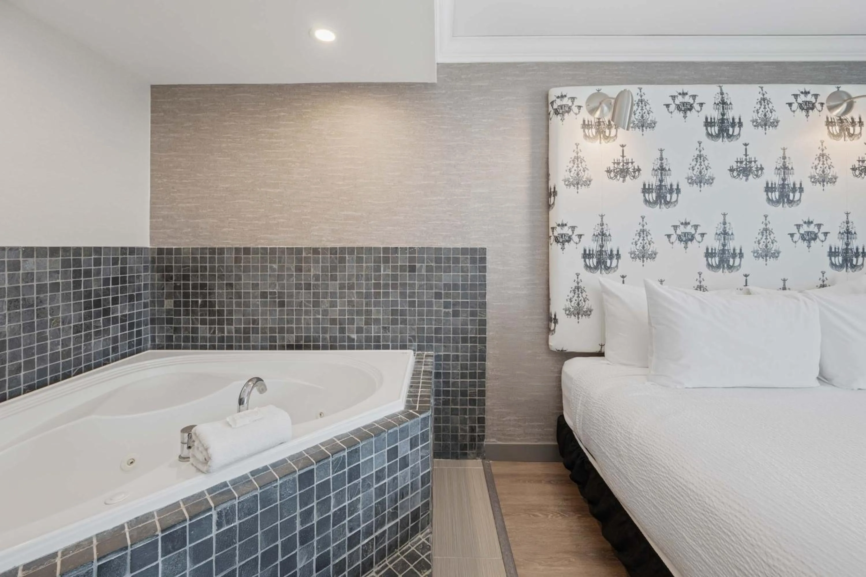 Photo of the whole room, Bed in Sandman Signature Toronto Airport Hotel