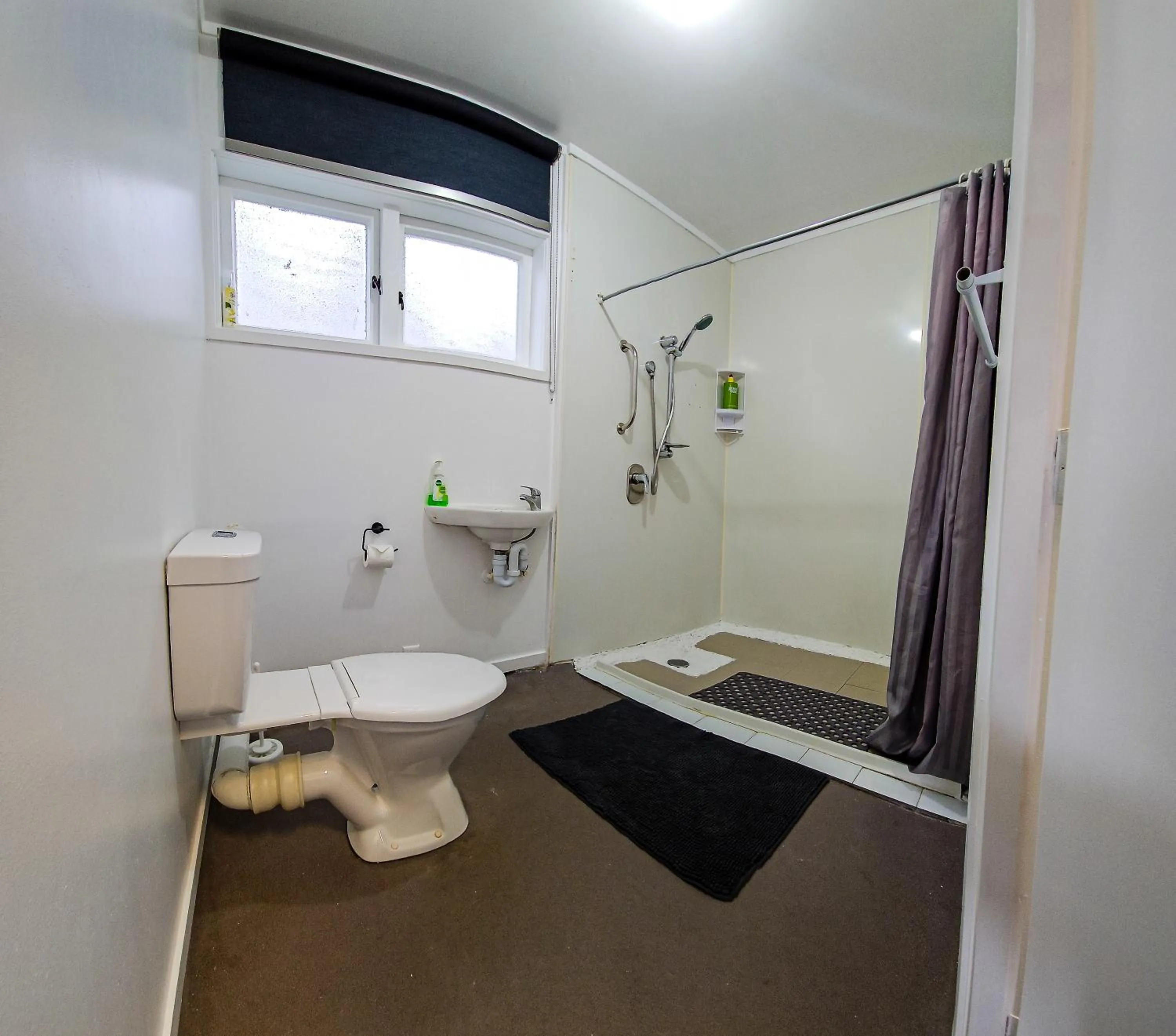 Shower in Kiwi As Guest House