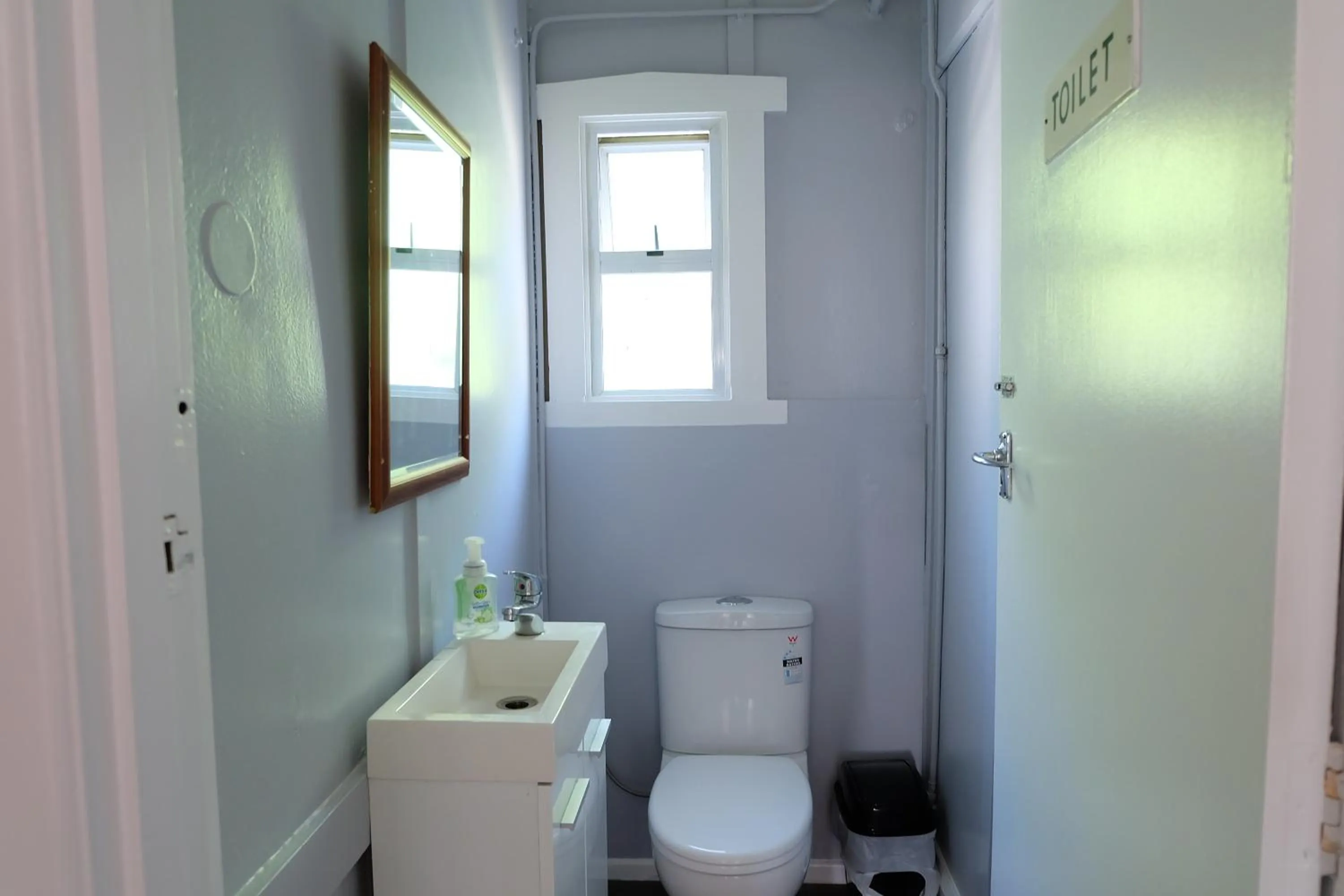 Toilet in Kiwi As Guest House