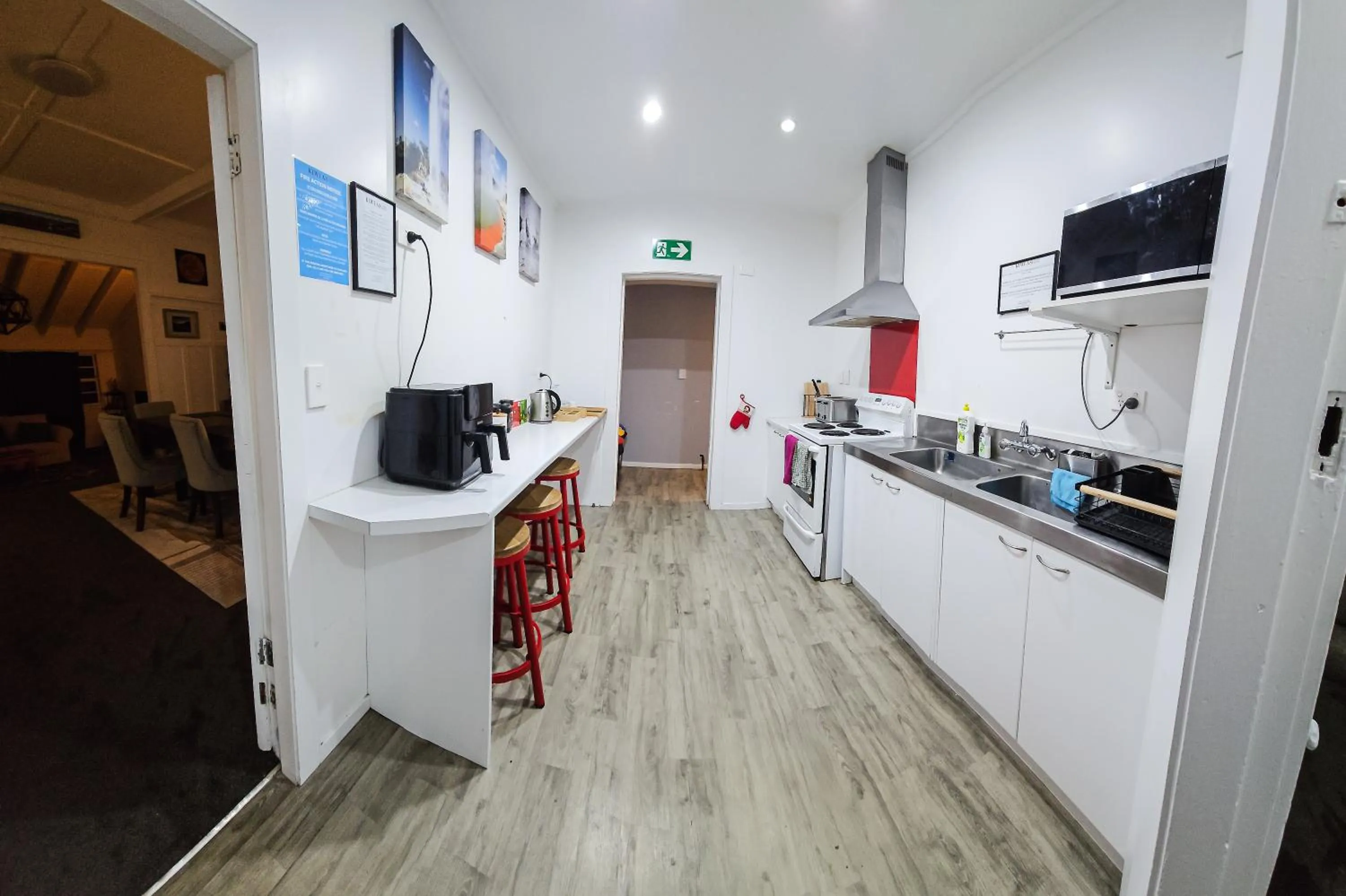 Communal kitchen in Kiwi As Guest House