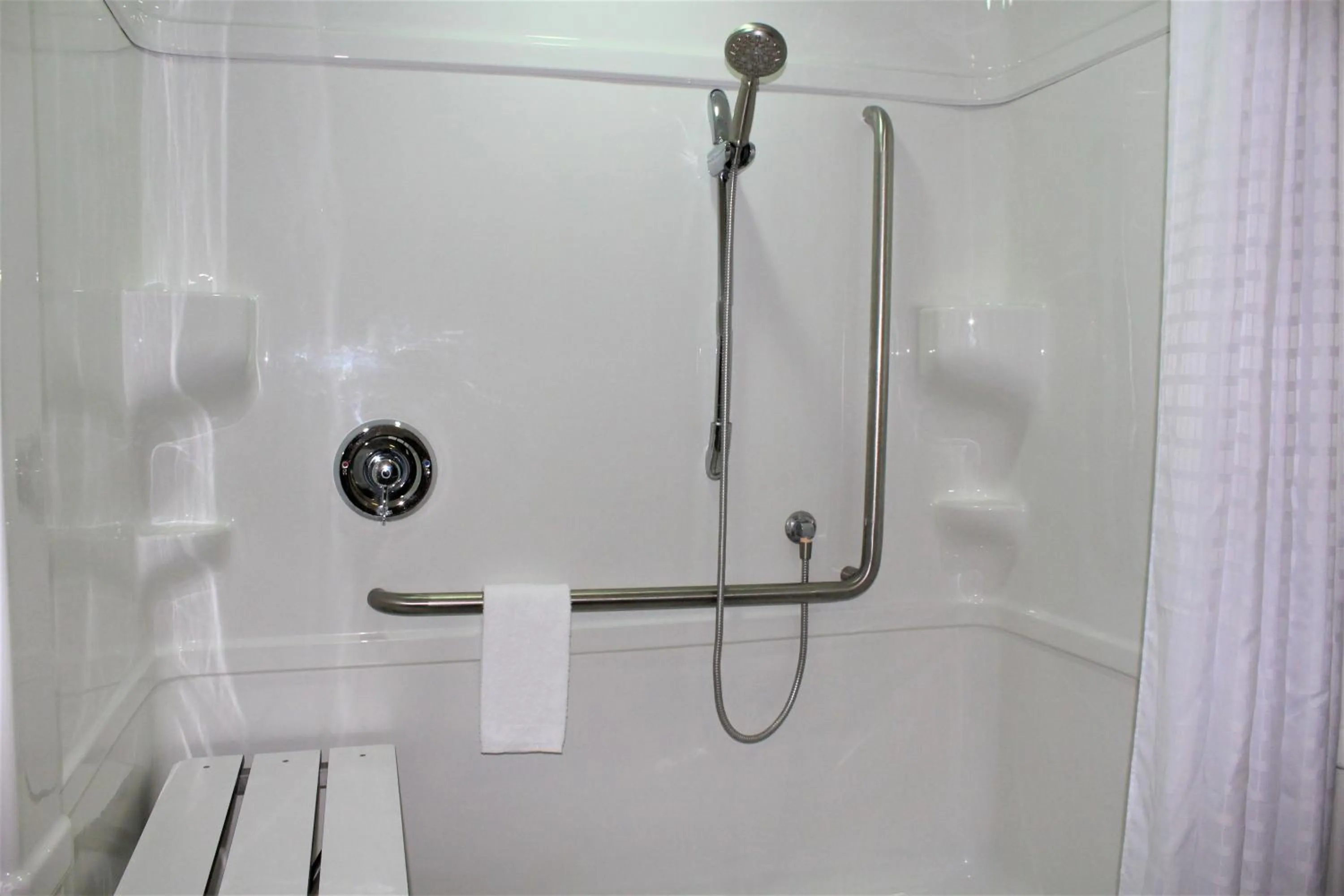 Shower in Residence & Conference Centre - Niagara-on-the-Lake