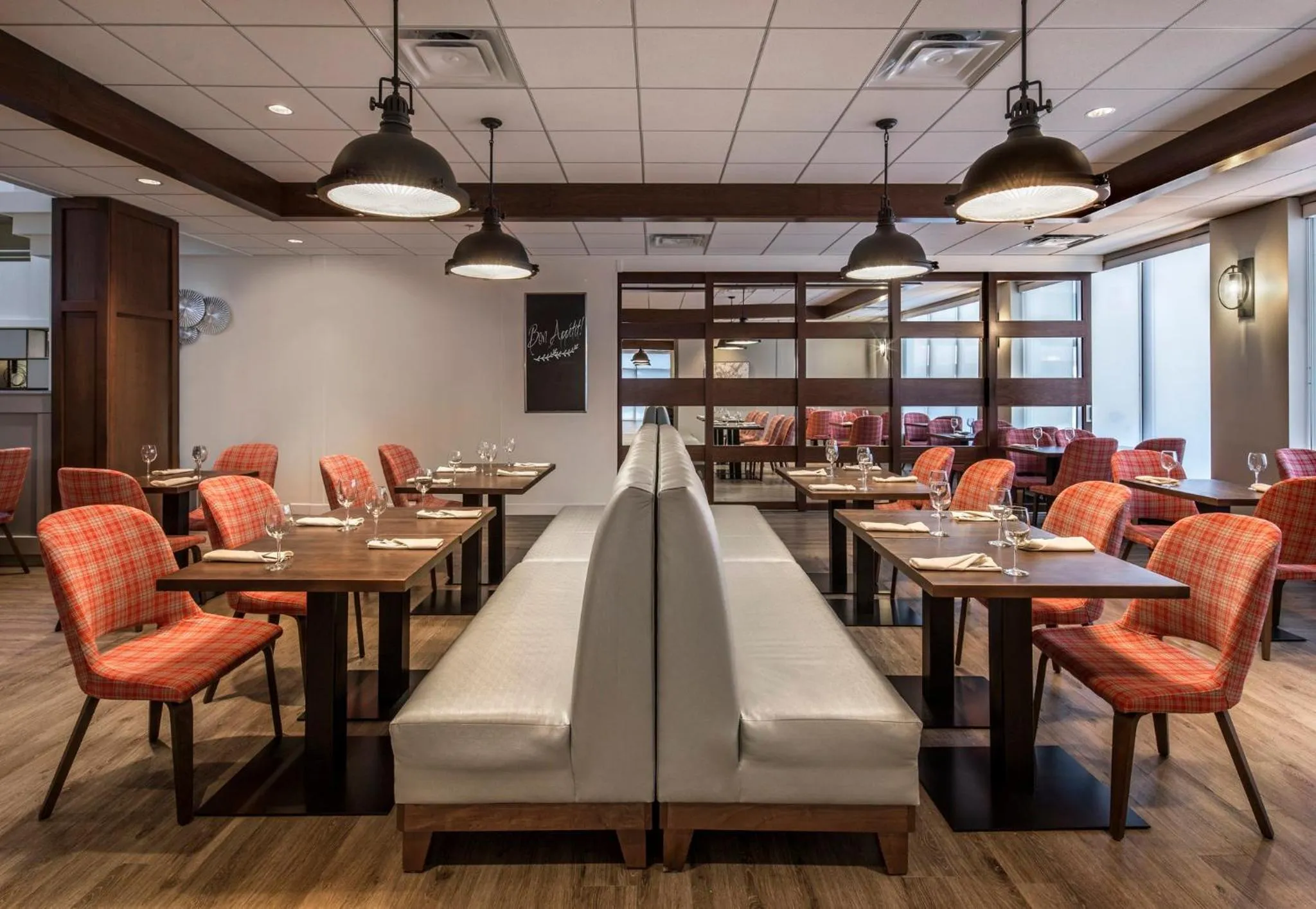 Restaurant/places to eat in Holiday Inn Montreal Longueuil by IHG