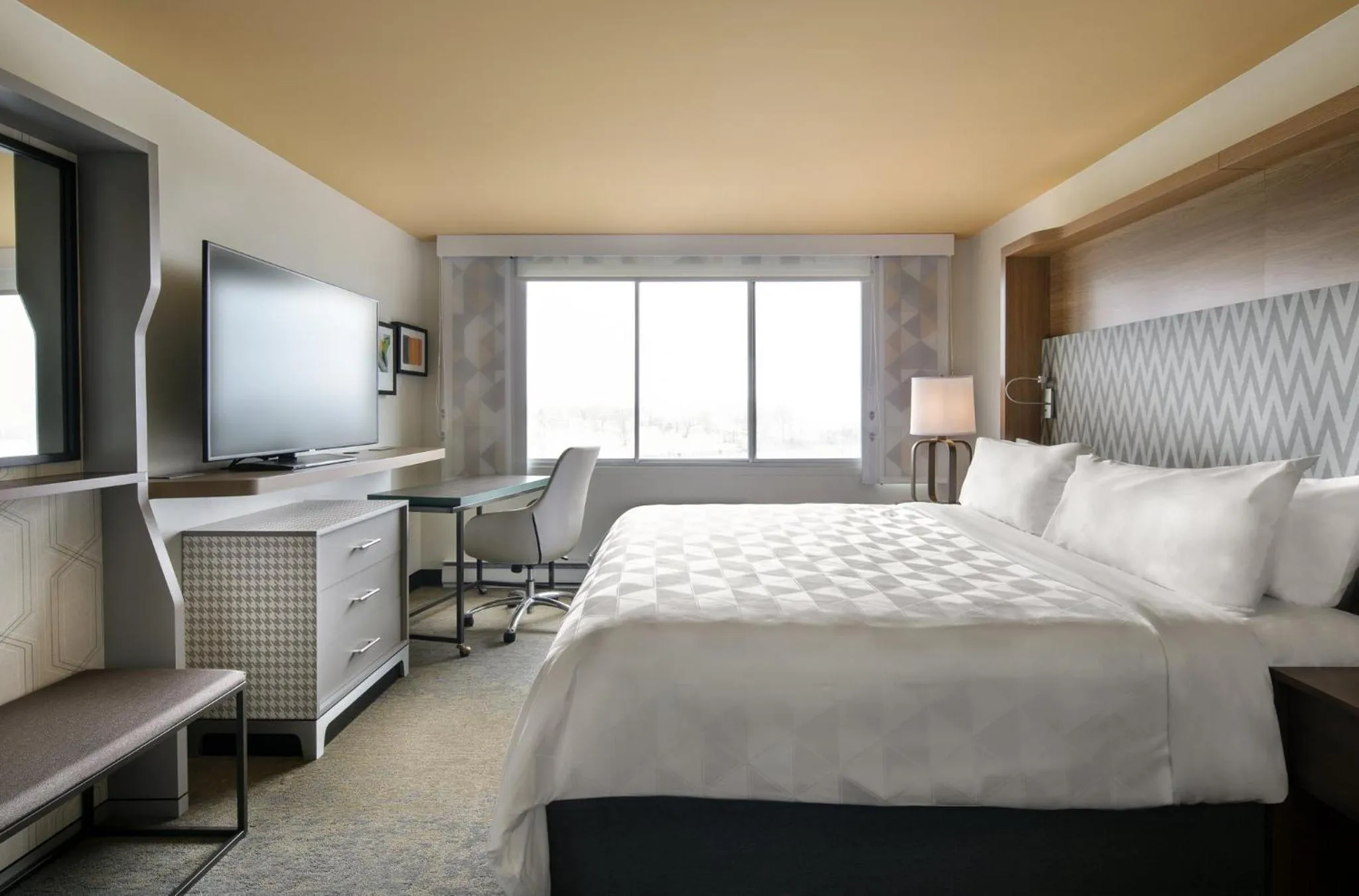 Photo of the whole room, Bed in Holiday Inn Montreal Longueuil by IHG