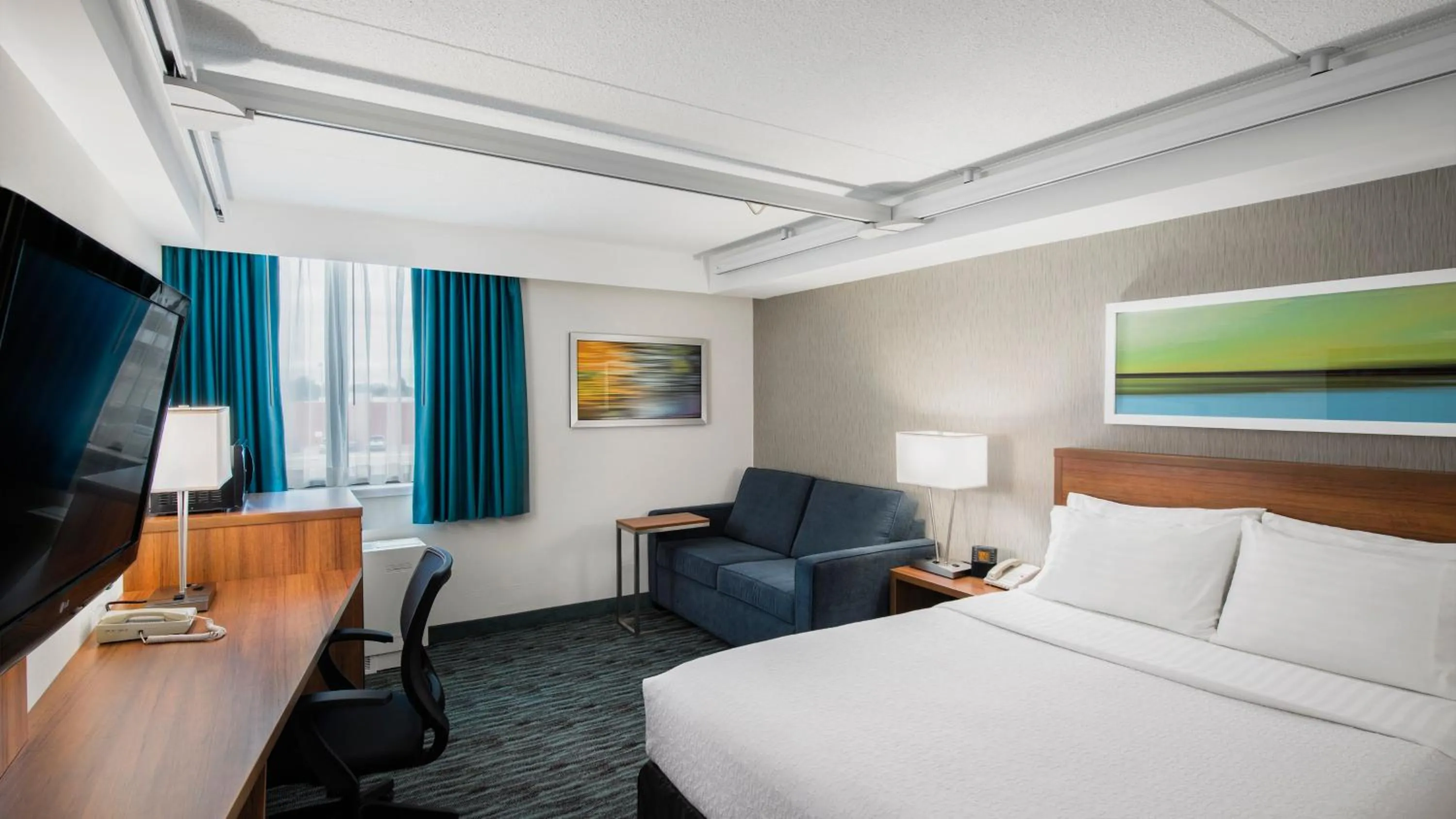 Photo of the whole room, Bed in Holiday Inn Winnipeg - Airport West, an IHG Hotel