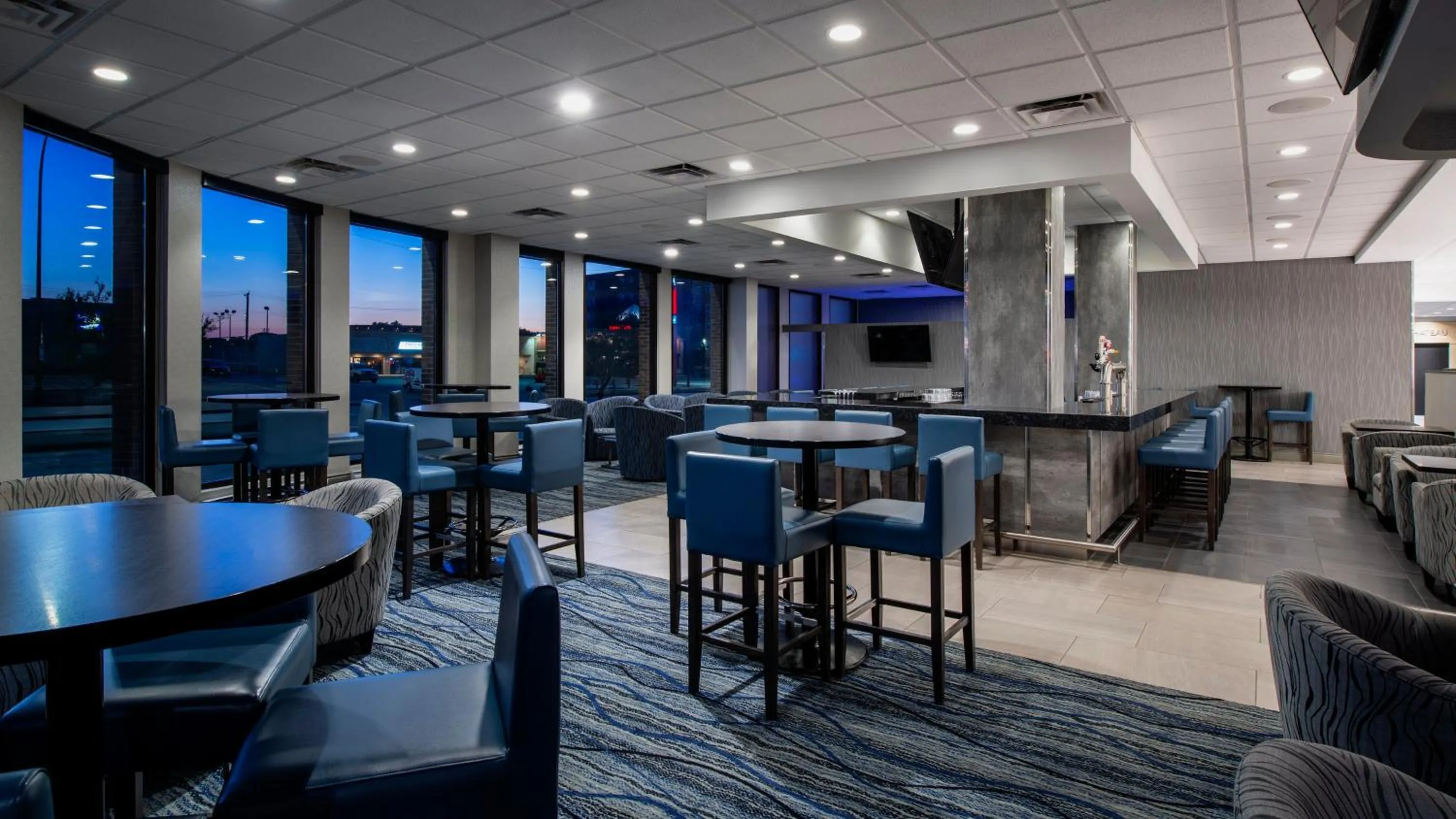 Lounge or bar in Holiday Inn Winnipeg - Airport West, an IHG Hotel