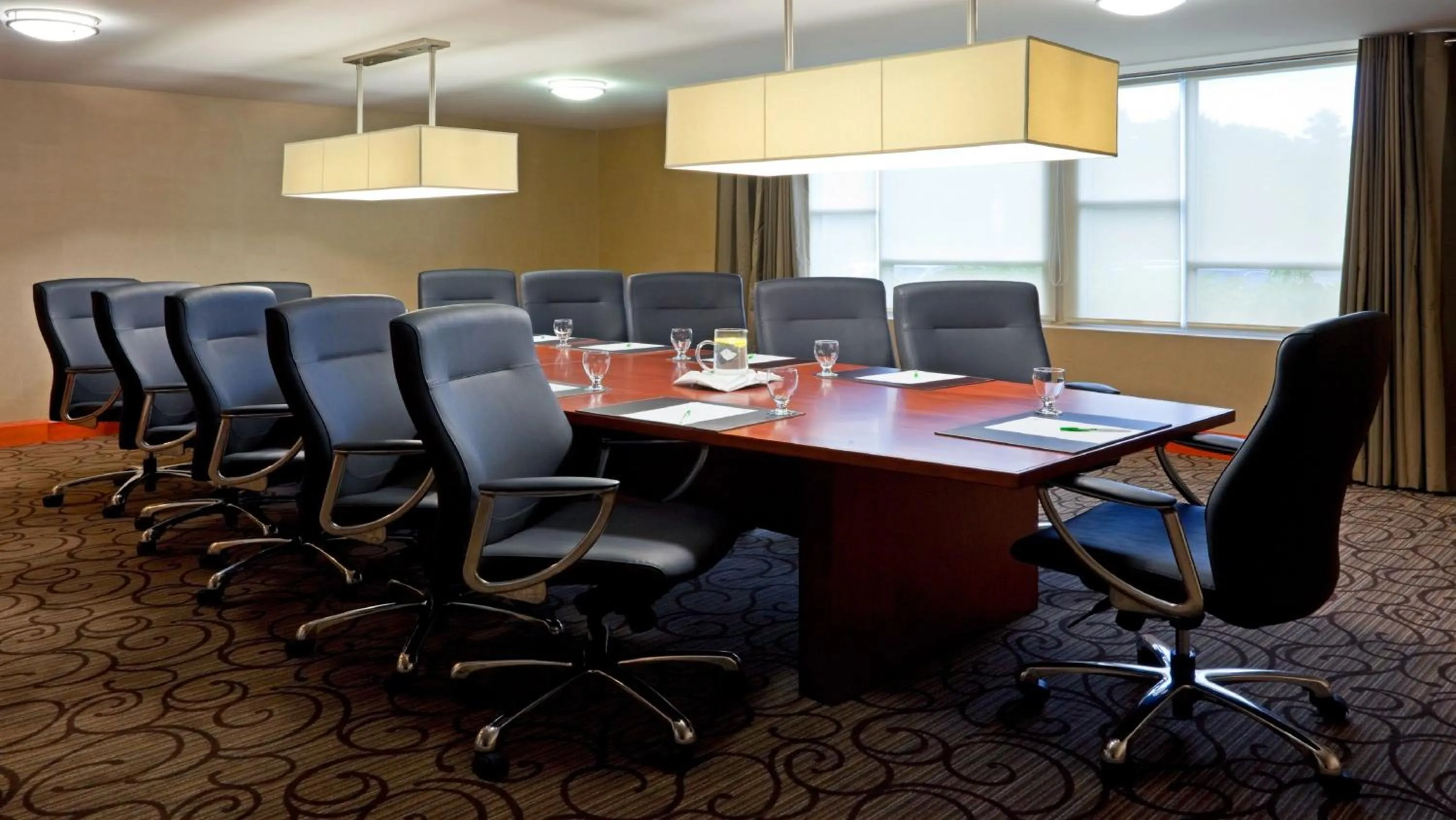 Meeting/conference room in Holiday Inn Oakville Centre by IHG