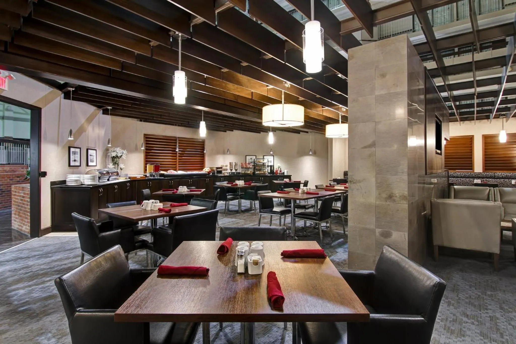 Restaurant/places to eat in Holiday Inn Oakville Centre by IHG