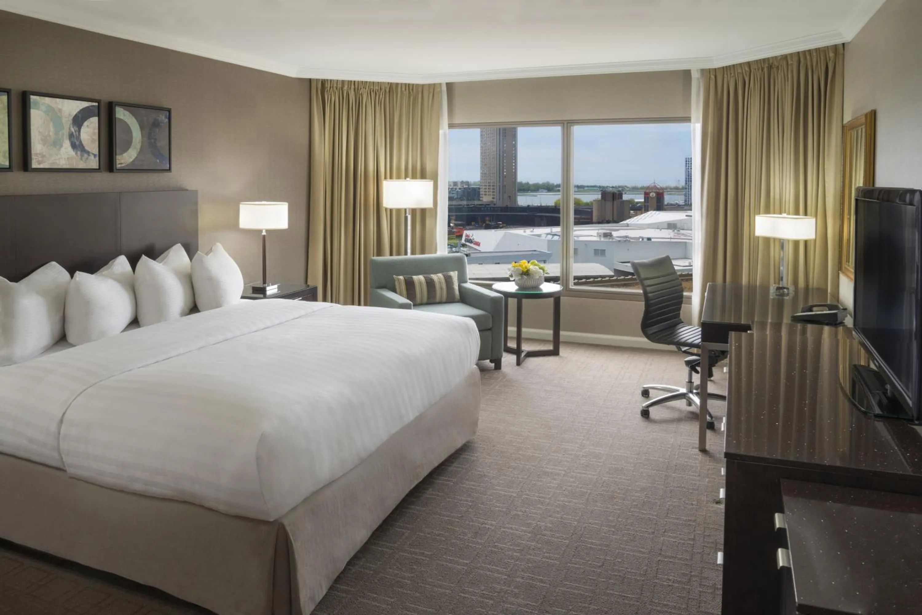 Photo of the whole room, Bed in InterContinental Toronto Centre by IHG