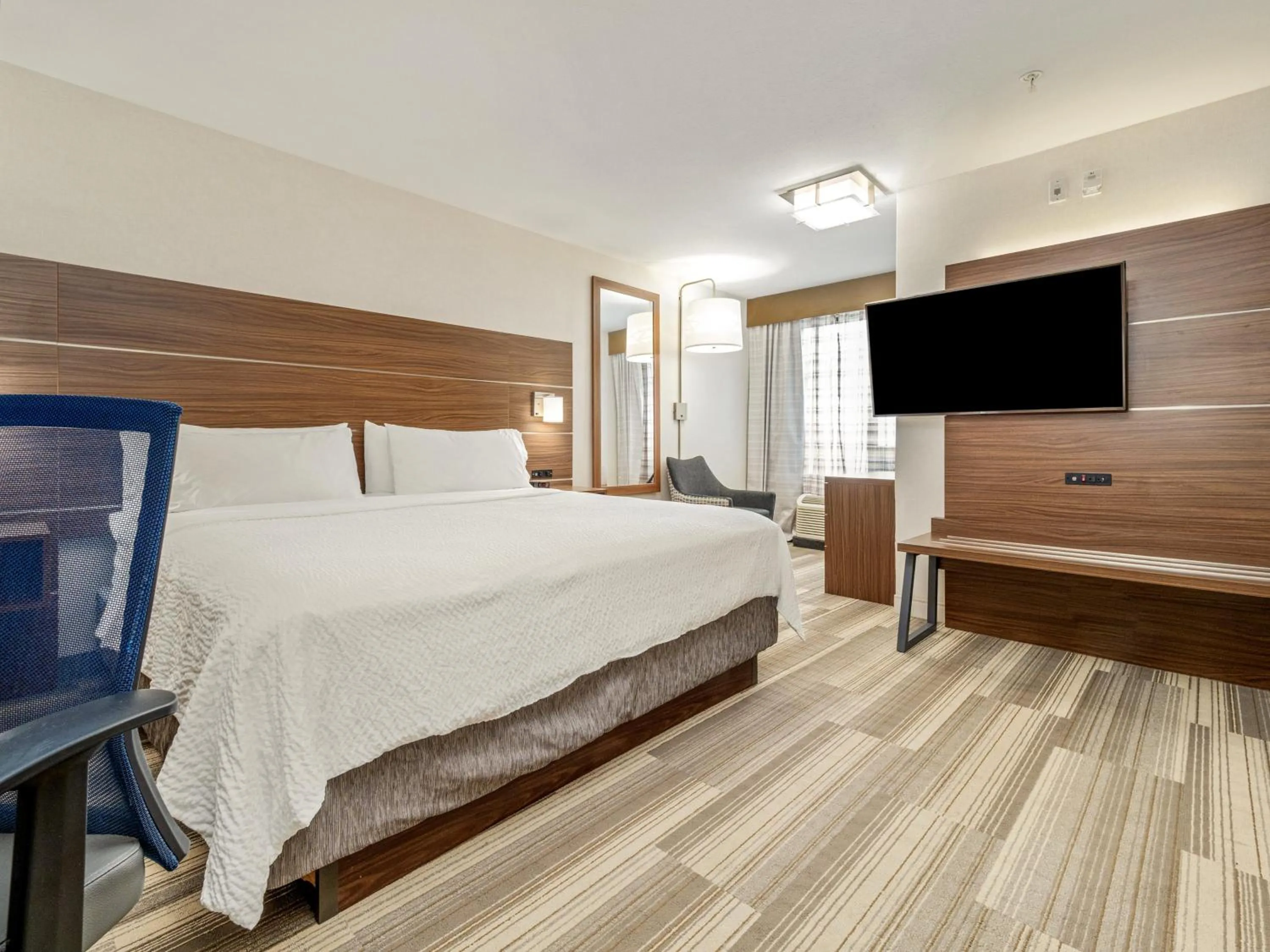 Photo of the whole room, Bed in Holiday Inn Express & Suites Medicine Hat by IHG