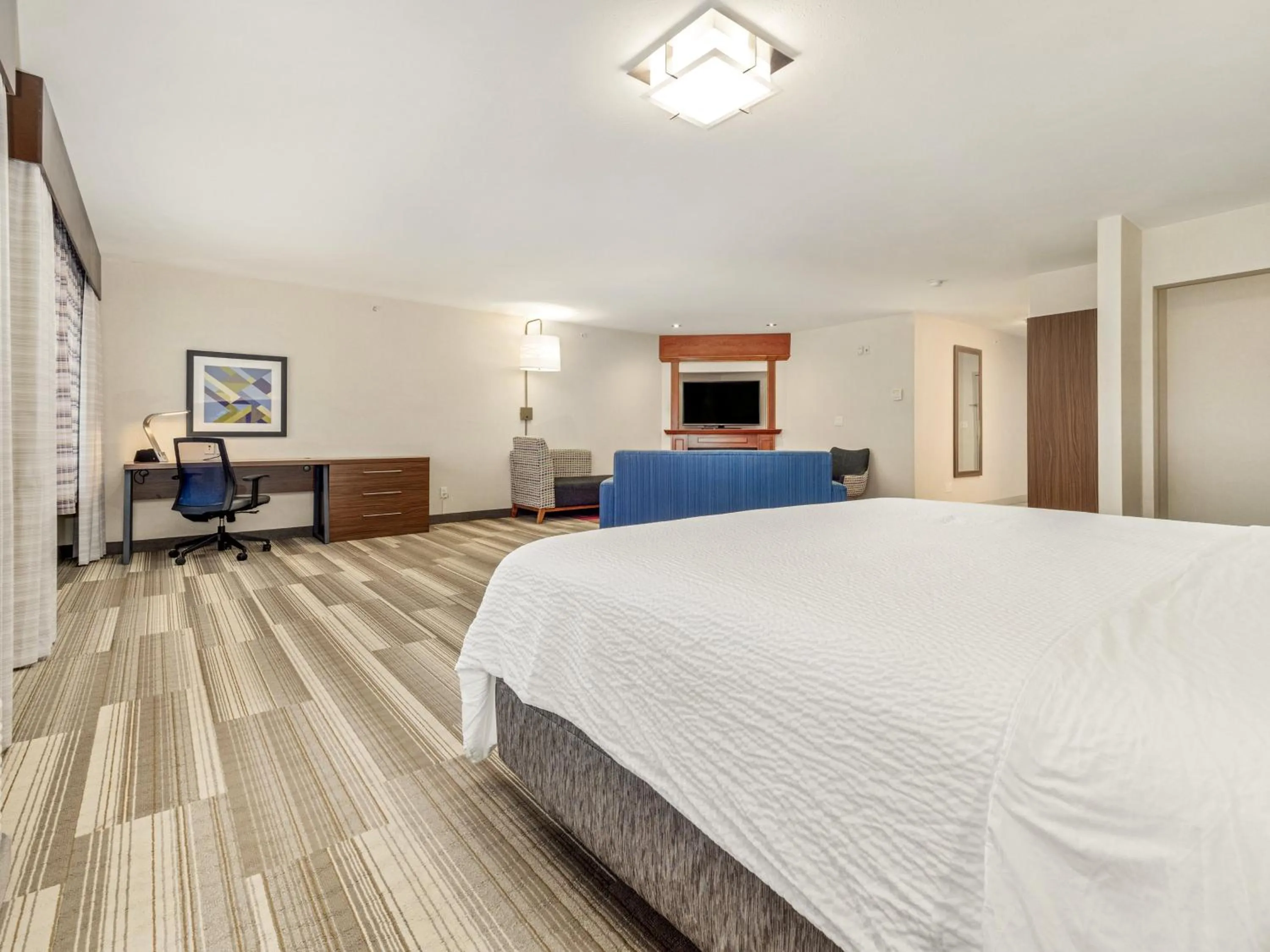 Photo of the whole room, Bed in Holiday Inn Express & Suites Medicine Hat by IHG